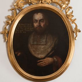 Zdjęcie nr 1: Obraz w kształcie stojącego owalu, w drewnianej, profilowanej, złoconej ramie zdobionej motywem rocaille’ów. Mężczyzna ukazany do pasa, niemal frontalnie, ubrany w togę, z białymi befkami i białą, owalną załogą (pelerynką), z księgą w prawej i palmą męczeńską w lewej dłoni. Twarz starszego mężczyzny, o szerokim nosie, z szeroko otwartymi oczami, wysokim czołem i krótką brodą. W lewym górnym rogu napis „M(agister) MARTINUS / a Przesionsko S(anctae) Th(eologiae) D(octo)r / Coll(egii) Maj(oris) ob zelu(m) Sa(nc)tae / Fidei apud Turcas Mar/tyr. A(nno) D(omini) 1635.”
