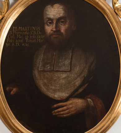 Zdjęcie nr 2: Obraz w kształcie stojącego owalu, w drewnianej, profilowanej, złoconej ramie zdobionej motywem rocaille’ów. Mężczyzna ukazany do pasa, niemal frontalnie, ubrany w togę, z białymi befkami i białą, owalną załogą (pelerynką), z księgą w prawej i palmą męczeńską w lewej dłoni. Twarz starszego mężczyzny, o szerokim nosie, z szeroko otwartymi oczami, wysokim czołem i krótką brodą. W lewym górnym rogu napis „M(agister) MARTINUS / a Przesionsko S(anctae) Th(eologiae) D(octo)r / Coll(egii) Maj(oris) ob zelu(m) Sa(nc)tae / Fidei apud Turcas Mar/tyr. A(nno) D(omini) 1635.”

