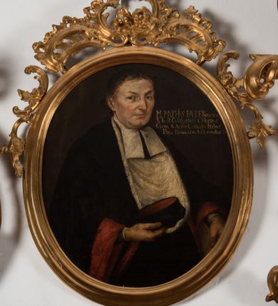 Zdjęcie nr 1: Obraz w kształcie stojącego owalu, w drewnianej, profilowanej ramie zwieńczonej motywem rocaille'owym. Mężczyzna został ukazany do pasa, w trzech czwartych, zwrócony w lewo, ubrany w togę profesorską obszytą czerwonymi mankietami, z białymi befkami i załogą (pelerynką), księgą w lewej i biretem w prawej ręce. W prawej, górnej części obrazu inskrypcja „M(agister) MATHIAS FEDERowicz, / S(anctae) Th(eologiae) Pr(ofessor) Collegiataru[s] S(ancti) Floriani / Custos, S(anctae) Annae Custodiae Fu(n)dator / Prep(ositus) / Prossov(iensis) Obiit A(nno) D(omini) 1744. Aetatis 51.”