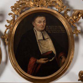 Zdjęcie nr 1: Obraz w kształcie stojącego owalu, w drewnianej, profilowanej ramie zwieńczonej motywem rocaille'owym. Mężczyzna został ukazany do pasa, w trzech czwartych, zwrócony w lewo, ubrany w togę profesorską obszytą czerwonymi mankietami, z białymi befkami i załogą (pelerynką), księgą w lewej i biretem w prawej ręce. W prawej, górnej części obrazu inskrypcja „M(agister) MATHIAS FEDERowicz, / S(anctae) Th(eologiae) Pr(ofessor) Collegiataru[s] S(ancti) Floriani / Custos, S(anctae) Annae Custodiae Fu(n)dator / Prep(ositus) / Prossov(iensis) Obiit A(nno) D(omini) 1744. Aetatis 51.”