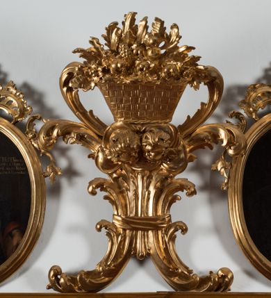 Zdjęcie nr 9: Obraz w kształcie stojącego owalu, w drewnianej, profilowanej ramie zwieńczonej motywem rocaille&#039;owym. Mężczyzna został ukazany do pasa, w trzech czwartych, zwrócony w lewo, ubrany w togę profesorską obszytą czerwonymi mankietami, z białymi befkami i załogą (pelerynką), księgą w lewej i biretem w prawej ręce. W prawej, górnej części obrazu inskrypcja „M(agister) MATHIAS FEDERowicz, / S(anctae) Th(eologiae) Pr(ofessor) Collegiataru[s] S(ancti) Floriani / Custos, S(anctae) Annae Custodiae Fu(n)dator / Prep(ositus) / Prossov(iensis) Obiit A(nno) D(omini) 1744. Aetatis 51.”