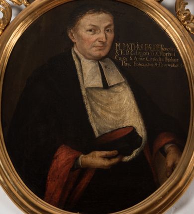 Zdjęcie nr 3: Obraz w kształcie stojącego owalu, w drewnianej, profilowanej ramie zwieńczonej motywem rocaille'owym. Mężczyzna został ukazany do pasa, w trzech czwartych, zwrócony w lewo, ubrany w togę profesorską obszytą czerwonymi mankietami, z białymi befkami i załogą (pelerynką), księgą w lewej i biretem w prawej ręce. W prawej, górnej części obrazu inskrypcja „M(agister) MATHIAS FEDERowicz, / S(anctae) Th(eologiae) Pr(ofessor) Collegiataru[s] S(ancti) Floriani / Custos, S(anctae) Annae Custodiae Fu(n)dator / Prep(ositus) / Prossov(iensis) Obiit A(nno) D(omini) 1744. Aetatis 51.”