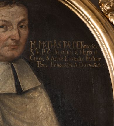 Zdjęcie nr 7: Obraz w kształcie stojącego owalu, w drewnianej, profilowanej ramie zwieńczonej motywem rocaille'owym. Mężczyzna został ukazany do pasa, w trzech czwartych, zwrócony w lewo, ubrany w togę profesorską obszytą czerwonymi mankietami, z białymi befkami i załogą (pelerynką), księgą w lewej i biretem w prawej ręce. W prawej, górnej części obrazu inskrypcja „M(agister) MATHIAS FEDERowicz, / S(anctae) Th(eologiae) Pr(ofessor) Collegiataru[s] S(ancti) Floriani / Custos, S(anctae) Annae Custodiae Fu(n)dator / Prep(ositus) / Prossov(iensis) Obiit A(nno) D(omini) 1744. Aetatis 51.”