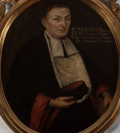 Zdjęcie nr 4: Obraz w kształcie stojącego owalu, w drewnianej, profilowanej ramie zwieńczonej motywem rocaille'owym. Mężczyzna został ukazany do pasa, w trzech czwartych, zwrócony w lewo, ubrany w togę profesorską obszytą czerwonymi mankietami, z białymi befkami i załogą (pelerynką), księgą w lewej i biretem w prawej ręce. W prawej, górnej części obrazu inskrypcja „M(agister) MATHIAS FEDERowicz, / S(anctae) Th(eologiae) Pr(ofessor) Collegiataru[s] S(ancti) Floriani / Custos, S(anctae) Annae Custodiae Fu(n)dator / Prep(ositus) / Prossov(iensis) Obiit A(nno) D(omini) 1744. Aetatis 51.”