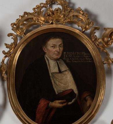 Zdjęcie nr 2: Obraz w kształcie stojącego owalu, w drewnianej, profilowanej ramie zwieńczonej motywem rocaille'owym. Mężczyzna został ukazany do pasa, w trzech czwartych, zwrócony w lewo, ubrany w togę profesorską obszytą czerwonymi mankietami, z białymi befkami i załogą (pelerynką), księgą w lewej i biretem w prawej ręce. W prawej, górnej części obrazu inskrypcja „M(agister) MATHIAS FEDERowicz, / S(anctae) Th(eologiae) Pr(ofessor) Collegiataru[s] S(ancti) Floriani / Custos, S(anctae) Annae Custodiae Fu(n)dator / Prep(ositus) / Prossov(iensis) Obiit A(nno) D(omini) 1744. Aetatis 51.”