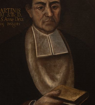 Zdjęcie nr 4: Obraz w kształcie owalu, w profilowanej złoconej ramie, zwieńczonej motywem rocaille&#039;ów. Na obrazie ukazany do pasa, frontalnie mężczyzna, w todze z białymi befkami i mankietami obszytymi na czerwono, z załogą (pelerynką) zarzuconą na pierś. W prawej dłoni trzyma założony palcem wskazującym modlitewnik. Twarz modelowana sumarycznie, ukazana niemal frontalnie, z migdałowatymi oczami, szerokim, nosem i wąskimi ustami. Głowa z czarnymi, krótkimi włosami z przedziałkiem pośrodku, lekko zachodzącymi na uszy. W lewej górnej części obrazu napis „M(agister) MARTINUS / OSLINSKI S(anctae) Th(eologiae) D(octor) / Collegiatae S(anctae) Annae Deca/nus Eiusdemq(ue) insignis / Benefactor.”