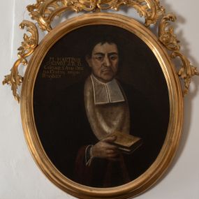 Zdjęcie nr 1: Obraz w kształcie owalu, w profilowanej złoconej ramie, zwieńczonej motywem rocaille&#039;ów. Na obrazie ukazany do pasa, frontalnie mężczyzna, w todze z białymi befkami i mankietami obszytymi na czerwono, z załogą (pelerynką) zarzuconą na pierś. W prawej dłoni trzyma założony palcem wskazującym modlitewnik. Twarz modelowana sumarycznie, ukazana niemal frontalnie, z migdałowatymi oczami, szerokim, nosem i wąskimi ustami. Głowa z czarnymi, krótkimi włosami z przedziałkiem pośrodku, lekko zachodzącymi na uszy. W lewej górnej części obrazu napis „M(agister) MARTINUS / OSLINSKI S(anctae) Th(eologiae) D(octor) / Collegiatae S(anctae) Annae Deca/nus Eiusdemq(ue) insignis / Benefactor.”