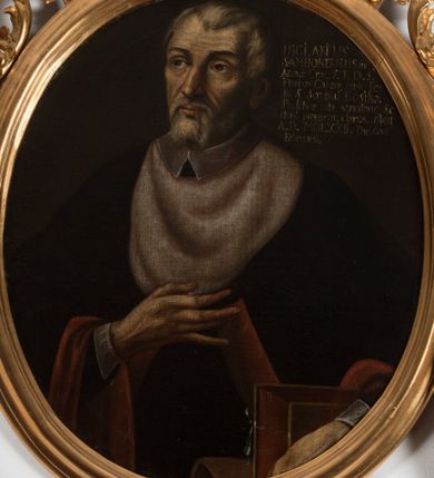 Zdjęcie nr 2: Obraz w kształcie stojącego owalu, w ramie profilowanej, zdobionej rocaille'em, złoconej. Na obrazie ukazany mężczyzna, ujęty do pasa, w trzech czwartych, zwrócony w prawo. Ubrany jest w uniwersytecką togę z białym kołnierzem i białymi rękawami, z załogą (pelerynką).  Prawą rękę trzyma na wysokości piersi, w lewej przytrzymuje księgę wspartą na stoliku. Jego twarz jest pociągła, nos długi i szeroki, oczy otwarte, zwrócone ku górze; wokół twarzy krótka, siwa broda, na głowie z niewielkimi zakolami zaczesane do tyłu siwe włosy. W prawej, górnej części obrazu napis „UIGILANTIUS / SAMBORITANUS in Accad(emia) Crac(oviensi) S(anctae) Th(eologiae) D(octor) S(ancti) Floriani Canon(icus) olim Fe/lix S(ancti) Stanislai Kostka / Professor, vita sanctitate ac / dono prophetiae. clarus. obiit / A(nno) D(omini) MDLXXII. Die XXVI / Februarii.”.
