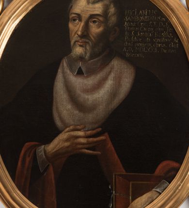 Zdjęcie nr 3: Obraz w kształcie stojącego owalu, w ramie profilowanej, zdobionej rocaille'em, złoconej. Na obrazie ukazany mężczyzna, ujęty do pasa, w trzech czwartych, zwrócony w prawo. Ubrany jest w uniwersytecką togę z białym kołnierzem i białymi rękawami, z załogą (pelerynką).  Prawą rękę trzyma na wysokości piersi, w lewej przytrzymuje księgę wspartą na stoliku. Jego twarz jest pociągła, nos długi i szeroki, oczy otwarte, zwrócone ku górze; wokół twarzy krótka, siwa broda, na głowie z niewielkimi zakolami zaczesane do tyłu siwe włosy. W prawej, górnej części obrazu napis „UIGILANTIUS / SAMBORITANUS in Accad(emia) Crac(oviensi) S(anctae) Th(eologiae) D(octor) S(ancti) Floriani Canon(icus) olim Fe/lix S(ancti) Stanislai Kostka / Professor, vita sanctitate ac / dono prophetiae. clarus. obiit / A(nno) D(omini) MDLXXII. Die XXVI / Februarii.”.
