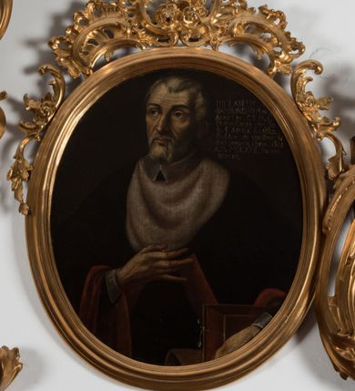 Zdjęcie nr 1: Obraz w kształcie stojącego owalu, w ramie profilowanej, zdobionej rocaille'em, złoconej. Na obrazie ukazany mężczyzna, ujęty do pasa, w trzech czwartych, zwrócony w prawo. Ubrany jest w uniwersytecką togę z białym kołnierzem i białymi rękawami, z załogą (pelerynką).  Prawą rękę trzyma na wysokości piersi, w lewej przytrzymuje księgę wspartą na stoliku. Jego twarz jest pociągła, nos długi i szeroki, oczy otwarte, zwrócone ku górze; wokół twarzy krótka, siwa broda, na głowie z niewielkimi zakolami zaczesane do tyłu siwe włosy. W prawej, górnej części obrazu napis „UIGILANTIUS / SAMBORITANUS in Accad(emia) Crac(oviensi) S(anctae) Th(eologiae) D(octor) S(ancti) Floriani Canon(icus) olim Fe/lix S(ancti) Stanislai Kostka / Professor, vita sanctitate ac / dono prophetiae. clarus. obiit / A(nno) D(omini) MDLXXII. Die XXVI / Februarii.”.
