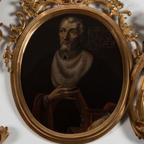 Zdjęcie nr 1: Obraz w kształcie stojącego owalu, w ramie profilowanej, zdobionej rocaille&#039;em, złoconej. Na obrazie ukazany mężczyzna, ujęty do pasa, w trzech czwartych, zwrócony w prawo. Ubrany jest w uniwersytecką togę z białym kołnierzem i białymi rękawami, z załogą (pelerynką).  Prawą rękę trzyma na wysokości piersi, w lewej przytrzymuje księgę wspartą na stoliku. Jego twarz jest pociągła, nos długi i szeroki, oczy otwarte, zwrócone ku górze; wokół twarzy krótka, siwa broda, na głowie z niewielkimi zakolami zaczesane do tyłu siwe włosy. W prawej, górnej części obrazu napis „UIGILANTIUS / SAMBORITANUS in Accad(emia) Crac(oviensi) S(anctae) Th(eologiae) D(octor) S(ancti) Floriani Canon(icus) olim Fe/lix S(ancti) Stanislai Kostka / Professor, vita sanctitate ac / dono prophetiae. clarus. obiit / A(nno) D(omini) MDLXXII. Die XXVI / Februarii.”.
