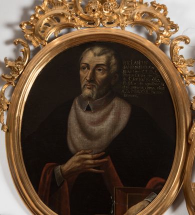 Zdjęcie nr 7: Obraz w kształcie stojącego owalu, w ramie profilowanej, zdobionej rocaille&#039;em, złoconej. Na obrazie ukazany mężczyzna, ujęty do pasa, w trzech czwartych, zwrócony w prawo. Ubrany jest w uniwersytecką togę z białym kołnierzem i białymi rękawami, z załogą (pelerynką).  Prawą rękę trzyma na wysokości piersi, w lewej przytrzymuje księgę wspartą na stoliku. Jego twarz jest pociągła, nos długi i szeroki, oczy otwarte, zwrócone ku górze; wokół twarzy krótka, siwa broda, na głowie z niewielkimi zakolami zaczesane do tyłu siwe włosy. W prawej, górnej części obrazu napis „UIGILANTIUS / SAMBORITANUS in Accad(emia) Crac(oviensi) S(anctae) Th(eologiae) D(octor) S(ancti) Floriani Canon(icus) olim Fe/lix S(ancti) Stanislai Kostka / Professor, vita sanctitate ac / dono prophetiae. clarus. obiit / A(nno) D(omini) MDLXXII. Die XXVI / Februarii.”.
