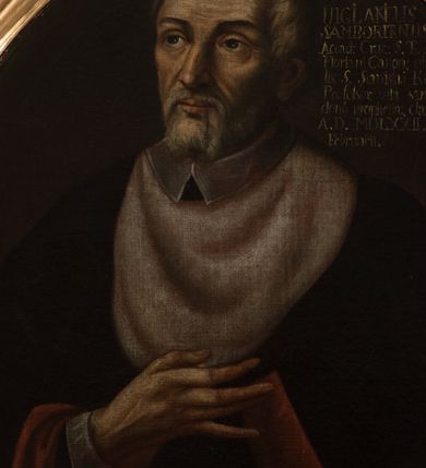 Zdjęcie nr 4: Obraz w kształcie stojącego owalu, w ramie profilowanej, zdobionej rocaille&#039;em, złoconej. Na obrazie ukazany mężczyzna, ujęty do pasa, w trzech czwartych, zwrócony w prawo. Ubrany jest w uniwersytecką togę z białym kołnierzem i białymi rękawami, z załogą (pelerynką).  Prawą rękę trzyma na wysokości piersi, w lewej przytrzymuje księgę wspartą na stoliku. Jego twarz jest pociągła, nos długi i szeroki, oczy otwarte, zwrócone ku górze; wokół twarzy krótka, siwa broda, na głowie z niewielkimi zakolami zaczesane do tyłu siwe włosy. W prawej, górnej części obrazu napis „UIGILANTIUS / SAMBORITANUS in Accad(emia) Crac(oviensi) S(anctae) Th(eologiae) D(octor) S(ancti) Floriani Canon(icus) olim Fe/lix S(ancti) Stanislai Kostka / Professor, vita sanctitate ac / dono prophetiae. clarus. obiit / A(nno) D(omini) MDLXXII. Die XXVI / Februarii.”.
