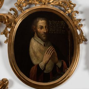 Zdjęcie nr 1: Obraz w kształcie owalu, w profilowanej ramie, zwieńczonej motywem rocaille’ów. Na obrazie mężczyzna ukazany do pasa, w trzech czwartych, zwrócony w lewo, w kierunku krucyfiksu ustawionego na stole z różańcem. Jest ubrany w togę z białym kołnierzem i białymi mankietami, z załogą (pelerynką), z rękami w geście modlitwy. Jego twarz jest pociągła, z długim nosem, krótkimi, jasnymi włosami i krótką brodą.  W prawej, górnej części obrazu napis „Vera Effigies Servi Dei / M(agistri) SIMONIS HALI/CY S(anctae) Th(eologiae) D(octoris) Coll(egii) Maj(oris) / s(ancti) Floriani Canonici, / mira abstinentia / sa(n)ctitate clarus, obiit / A(nno) D(omini) 1624. Idibus Junii.”.