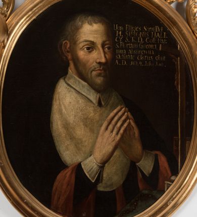 Zdjęcie nr 2: Obraz w kształcie owalu, w profilowanej ramie, zwieńczonej motywem rocaille’ów. Na obrazie mężczyzna ukazany do pasa, w trzech czwartych, zwrócony w lewo, w kierunku krucyfiksu ustawionego na stole z różańcem. Jest ubrany w togę z białym kołnierzem i białymi mankietami, z załogą (pelerynką), z rękami w geście modlitwy. Jego twarz jest pociągła, z długim nosem, krótkimi, jasnymi włosami i krótką brodą.  W prawej, górnej części obrazu napis „Vera Effigies Servi Dei / M(agistri) SIMONIS HALI/CY S(anctae) Th(eologiae) D(octoris) Coll(egii) Maj(oris) / s(ancti) Floriani Canonici, / mira abstinentia / sa(n)ctitate clarus, obiit / A(nno) D(omini) 1624. Idibus Junii.”.