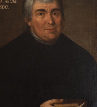 Zdjęcie nr 2: Obraz w kształcie stojącego prostokąta przedstawia mężczyznę ukazanego do pasa, w trzech czwartych, zwróconego w lewo, w czarnej sutannie, z księgą w prawej dłoni. Jego twarz jest pełna, lekko wydłużona, oczy szeroko otwarte, ciemnobrązowe, nos wyrazisty, szeroki u dołu, usta pełne, zamknięte. Na głowie ma siwe włosy, krótkie, proste, zachodzące częściowo na uszy. Tło nieokreślone, w tonacji ciemnego brązu. W lewym górnym rogu napis „Joannes Cantius / TARSKI / Canonicus Col(legia)tae S(antae) A(nnae) Collegii 4 / Paenitentiariorum Praefectus / aetatis 76. Obiit A(nn)o D(omi)ni / 1800.”