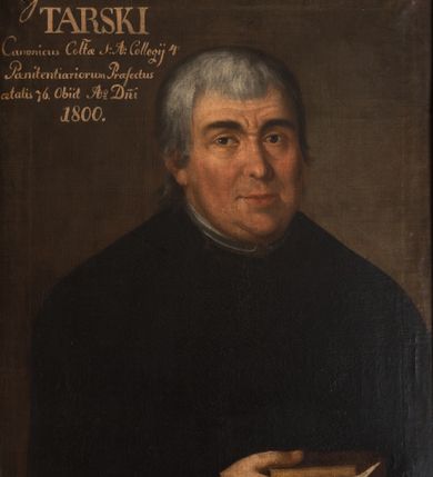 Zdjęcie nr 1: Obraz w kształcie stojącego prostokąta przedstawia mężczyznę ukazanego do pasa, w trzech czwartych, zwróconego w lewo, w czarnej sutannie, z księgą w prawej dłoni. Jego twarz jest pełna, lekko wydłużona, oczy szeroko otwarte, ciemnobrązowe, nos wyrazisty, szeroki u dołu, usta pełne, zamknięte. Na głowie ma siwe włosy, krótkie, proste, zachodzące częściowo na uszy. Tło nieokreślone, w tonacji ciemnego brązu. W lewym górnym rogu napis „Joannes Cantius / TARSKI / Canonicus Col(legia)tae S(antae) A(nnae) Collegii 4 / Paenitentiariorum Praefectus / aetatis 76. Obiit A(nn)o D(omi)ni / 1800.”
