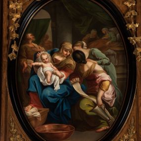 Zdjęcie nr 1: Kompozycja owalna w drewnianej, czarnej, profilowanej ramie. Na pierwszym planie ukazane trzy kobiety, z których jedna trzyma urodzoną właśnie Marię. Kobieta ukazana frontalnie, w pozycji siedzącej, ubrana w czerwoną suknię, niebieski płaszcz i brązową chustę na głowie, zwrócona w kierunku dwóch pozostałych piastunek. Na rękach trzyma dziecko, opatulone w białą pieluchę, z odsłoniętą klatką piersiową oraz nóżkami, z aureolą z gwiazd. Druga z kobiet ukazana z boku, z głową o czarnych włosach odwróconą od widza, z bandażem i dzbanem na wodę w rękach, ubrana w różową suknię i zieloną spódnicę. Trzecia z kobiet stojąca nieco z tyłu pochyla się nad nimi, ukazana z profilu, ubrana w zieloną suknię z włosami przewiązanymi chustą. W tle zarysowane szkicowo postacie: Joachima w brązowej sukni i białym płaszczu, z lewą ręką złożoną na piersi, prawą opuszczoną w dół, postać wyglądająca zza zielonej kotary oraz Anna leżąca na łożu, w zielonej sukni i białym welonie, przy której siedzi kobieta w brązowej sukni i białej chuście na głowie. Przed kobietami głęboka miedziana misa z wodą oraz fragment kołyski z poduszką. Pomieszczenie, w którym rozgrywa się scena, jest podzielone pośrodku kolumną, w lewej części widoczna półkolista arkada z kotarą, a po prawej pomieszczenie z łożem i podwieszoną pod sufitem, zieloną kotarą. Obok łoża Anny znajduje się stolik z okrągłym blatem, na którym leży miska z łyżką. 