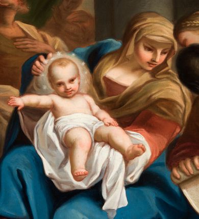 Zdjęcie nr 4: Kompozycja owalna w drewnianej, czarnej, profilowanej ramie. Na pierwszym planie ukazane trzy kobiety, z których jedna trzyma urodzoną właśnie Marię. Kobieta ukazana frontalnie, w pozycji siedzącej, ubrana w czerwoną suknię, niebieski płaszcz i brązową chustę na głowie, zwrócona w kierunku dwóch pozostałych piastunek. Na rękach trzyma dziecko, opatulone w białą pieluchę, z odsłoniętą klatką piersiową oraz nóżkami, z aureolą z gwiazd. Druga z kobiet ukazana z boku, z głową o czarnych włosach odwróconą od widza, z bandażem i dzbanem na wodę w rękach, ubrana w różową suknię i zieloną spódnicę. Trzecia z kobiet stojąca nieco z tyłu pochyla się nad nimi, ukazana z profilu, ubrana w zieloną suknię z włosami przewiązanymi chustą. W tle zarysowane szkicowo postacie: Joachima w brązowej sukni i białym płaszczu, z lewą ręką złożoną na piersi, prawą opuszczoną w dół, postać wyglądająca zza zielonej kotary oraz Anna leżąca na łożu, w zielonej sukni i białym welonie, przy której siedzi kobieta w brązowej sukni i białej chuście na głowie. Przed kobietami głęboka miedziana misa z wodą oraz fragment kołyski z poduszką. Pomieszczenie, w którym rozgrywa się scena, jest podzielone pośrodku kolumną, w lewej części widoczna półkolista arkada z kotarą, a po prawej pomieszczenie z łożem i podwieszoną pod sufitem, zieloną kotarą. Obok łoża Anny znajduje się stolik z okrągłym blatem, na którym leży miska z łyżką. 