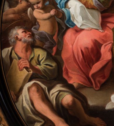 Zdjęcie nr 6: Kompozycja owalna w drewnianej, czarnej, profilowanej ramie, ukazuje siedzącą na krześle św. Annę z młodą Marią na jej kolanach i św. Joachima siedzącego u jej stóp z parą stojących za nim aniołów. Święta Anna ukazana jest w trzech czwartych, jej twarz jest wyrazista, oddana szkicowo, nos mały, usta uśmiechnięte, oczy zwrócone ku Marii. Ubrana jest w zielono-brązową suknię, czerwony płaszcz i brązową chustę zarzuconą na głowę. Maria przedstawiona jest frontalnie z rękami złożonymi na piersi, w białej sukni z brązową lamówka i niebieskim płaszczu okalającym biodra. Jej twarz jest okrągła, oczy uniesione ku górze, nos szeroki a usta wąskie; wokół głowy zarysowana jasna poświata z wieńcem z gwiazd. Święty Joachim został ukazany frontalnie, z głową odchyloną w kierunku św. Anny, ubrany w zieloną suknię i biały płaszcz; w ręku trzyma księgę w brązowej oprawie. Jego twarz ukazana wyraziście, z siwymi, skręconymi włosami i siwą, krótką, kręconą brodą. Za nim stoją dwa nagie putta, z tkaninami wokół bioder. W tle balustrada z lalkami, za którą widoczny krzew i lazurowe niebo oraz skłębione chmury, rozświetlone wokół hebrajskiej imienia Marii („מרים”).