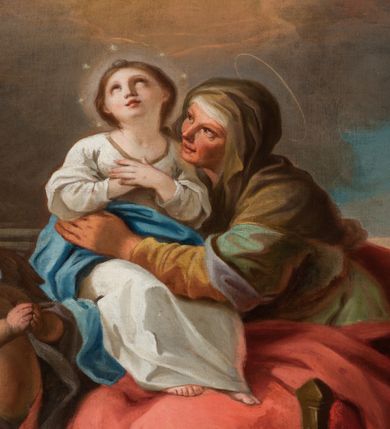 Zdjęcie nr 4: Kompozycja owalna w drewnianej, czarnej, profilowanej ramie, ukazuje siedzącą na krześle św. Annę z młodą Marią na jej kolanach i św. Joachima siedzącego u jej stóp z parą stojących za nim aniołów. Święta Anna ukazana jest w trzech czwartych, jej twarz jest wyrazista, oddana szkicowo, nos mały, usta uśmiechnięte, oczy zwrócone ku Marii. Ubrana jest w zielono-brązową suknię, czerwony płaszcz i brązową chustę zarzuconą na głowę. Maria przedstawiona jest frontalnie z rękami złożonymi na piersi, w białej sukni z brązową lamówka i niebieskim płaszczu okalającym biodra. Jej twarz jest okrągła, oczy uniesione ku górze, nos szeroki a usta wąskie; wokół głowy zarysowana jasna poświata z wieńcem z gwiazd. Święty Joachim został ukazany frontalnie, z głową odchyloną w kierunku św. Anny, ubrany w zieloną suknię i biały płaszcz; w ręku trzyma księgę w brązowej oprawie. Jego twarz ukazana wyraziście, z siwymi, skręconymi włosami i siwą, krótką, kręconą brodą. Za nim stoją dwa nagie putta, z tkaninami wokół bioder. W tle balustrada z lalkami, za którą widoczny krzew i lazurowe niebo oraz skłębione chmury, rozświetlone wokół hebrajskiej imienia Marii („מרים”).