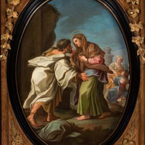 Zdjęcie nr 1: Obraz w owalnej, profilowanej, czarnej ramie, ukazuje scenę spotkania Joachima i Anny. Mężczyzna przedstawiony w trzech czwartych, od tyłu, z prawą nogą zgiętą w kolanie i z rękami rozłożonymi w geście powitania. Jego głowa jest ukazana z profilu, z wyrazistym nosem, brązowymi kręconymi włosami i krótką, falistą brodą. Joachim jest ubrany w długą, brązową suknię przylegającą do ciała i biały płaszcz okrywający ramiona i ręce oraz brązowe sandały. Anna zwrócona do Joachima, ukazana w trzech czwartych z lewą ręką na piersi, z drugą niewidoczną. Jej twarz jest dojrzała, zarysowano szkicowo, nos krótki, oczy w płytkich oczodołach. Anna jest ubrana w różową koszulę, zieloną suknię, niebieski płaszcz i brązową, długą chustę zarzuconą na głowę. Nad głowami obojga małżonków aureole. W tle dwie kobiety. Jedna klęczy, jest ubrana w białą koszulę, czerwoną suknię i niebieski płaszcz i wskazuje prawą ręką na postacie na pierwszym planie, a lewą opiera na wiklinowym koszyku z bielizną. Druga kobieta jest ukazana w pozycji stojącej, frontalnie, ubrana w jasnozieloną suknię i pomarańczowy płaszcz z turbanem na głowie. Za nimi widoczne budowle antyczne, pierwsza w formie okrągłej świątyni (tempietta) ujęta kolumnami, druga w kształcie antycznej świątyni z portykiem kolumnowym w fasadzie; obie zarysowane szkicowo. Na pierwszym planie tobołek podróżny z kijem. W lewej części kompozycji fragment skały. Niebo w kolorach intensywnego lazuru, przełamane szarościami. 