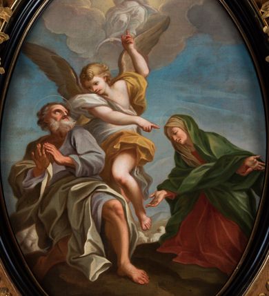 Zdjęcie nr 2: Obraz owalny w profilowanej, czarnej ramie, ukazuje klęczącego św. Joachima i św. Annę na brązowej ziemi, pomiędzy którymi unosi się anioł, a nad nim w chmurach siedzi Maria. Joachim został ukazany niemal frontalnie, z rękami zbliżonymi do siebie w geście modlitwy, z głową zwróconą w lewą stronę. Twarz oddana szkicowo, oczy w głębokich oczodołach, nos prosty, czoło wysokie, głowa z krótkimi, lekko pofalowanymi włosami, twarz okolona krótką, siwą brodą; nad głową unosi się aureola. Postać jest ubrana w długą bladoniebieską tunikę i jasnozielony, bujnie marszczony płaszcz przerzucony przez prawe ramię i zgiętą w kolanie lewą nogę. Klęcząca obok Anna jest przedstawiona w trzech czwartych i zwrócona w stronę Joachima, z rozłożonymi ku dołowi rękami i głową skierowaną ku ziemi. Jej twarz jest malowana szkicowo, nos krótki, oczy lekko przymknięte, a zaznaczone czerwienią usta lekko rozchylone. Ubrana jest w czerwoną suknię, zielony płaszcz zarzucony na głowę i brązową chustę; nad głową unosi się aureola. Ukazany pośrodku kompozycji anioł przedstawiony został w skręconej pozie, z górną częścią ciała zwróconą w lewą stronę, a głową i dolną częścią ciała w prawą. Twarz oddająca rysy młodego chłopca, posiada krótki nos, wyraziste oczy i miękko modelowane, drobne usta; głowa z włosami złocistymi, krótkimi, lekko pofalowanymi. Ubrany jest w jasną suknię odkrywającą lewy tors i lewą nogę oraz brązowy płaszcz na lewym ramieniu przerzucony przez biodro. Siedząca w chmurach, na tle rozświetlonej aury Matka Boska przedstawiona została od dołu, z nogami na półksiężycu i rękoma złożonymi na piersi. Maria jest ubrana w jasną białą suknię, a na głowie ma wieniec i aureolę z gwiazd. W tle zarys owiec na ziemi, niebo intensywne, lazurowe, przełamane kilkoma szarościami. 