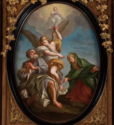 Zdjęcie nr 1: Obraz owalny w profilowanej, czarnej ramie, ukazuje klęczącego św. Joachima i św. Annę na brązowej ziemi, pomiędzy którymi unosi się anioł, a nad nim w chmurach siedzi Maria. Joachim został ukazany niemal frontalnie, z rękami zbliżonymi do siebie w geście modlitwy, z głową zwróconą w lewą stronę. Twarz oddana szkicowo, oczy w głębokich oczodołach, nos prosty, czoło wysokie, głowa z krótkimi, lekko pofalowanymi włosami, twarz okolona krótką, siwą brodą; nad głową unosi się aureola. Postać jest ubrana w długą bladoniebieską tunikę i jasnozielony, bujnie marszczony płaszcz przerzucony przez prawe ramię i zgiętą w kolanie lewą nogę. Klęcząca obok Anna jest przedstawiona w trzech czwartych i zwrócona w stronę Joachima, z rozłożonymi ku dołowi rękami i głową skierowaną ku ziemi. Jej twarz jest malowana szkicowo, nos krótki, oczy lekko przymknięte, a zaznaczone czerwienią usta lekko rozchylone. Ubrana jest w czerwoną suknię, zielony płaszcz zarzucony na głowę i brązową chustę; nad głową unosi się aureola. Ukazany pośrodku kompozycji anioł przedstawiony został w skręconej pozie, z górną częścią ciała zwróconą w lewą stronę, a głową i dolną częścią ciała w prawą. Twarz oddająca rysy młodego chłopca, posiada krótki nos, wyraziste oczy i miękko modelowane, drobne usta; głowa z włosami złocistymi, krótkimi, lekko pofalowanymi. Ubrany jest w jasną suknię odkrywającą lewy tors i lewą nogę oraz brązowy płaszcz na lewym ramieniu przerzucony przez biodro. Siedząca w chmurach, na tle rozświetlonej aury Matka Boska przedstawiona została od dołu, z nogami na półksiężycu i rękoma złożonymi na piersi. Maria jest ubrana w jasną białą suknię, a na głowie ma wieniec i aureolę z gwiazd. W tle zarys owiec na ziemi, niebo intensywne, lazurowe, przełamane kilkoma szarościami. 