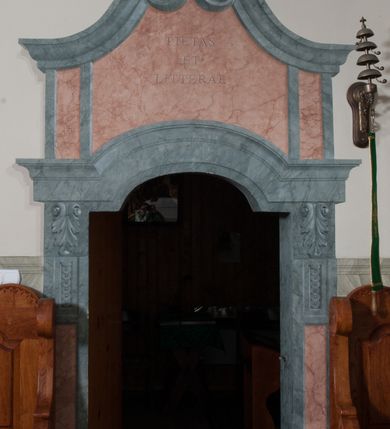 Zdjęcie nr 9: Kościół św. Kwiryna w Łapszach Niżnych usytuowany jest w centrum wsi w pobliżu rzeki Łapszanki. Teren przykościelny jest otoczony wysokim kamiennym, murem nakrytym cementowym daszkiem, jednospadowym, nachylonym na zewnątrz. W części wschodniej muru zlokalizowana jest brama, dostępna schodami, flankowana dwoma filarami, zwieńczonymi czterospadowym płaskim daszkiem i kulami. Analogiczne wejścia od strony zachodniej, północnej i południowej. W obrębie placu przykościelnego znajdują się resztki cmentarza w postaci nagrobków.

Kościół jest orientowany, murowany, otynkowany, jednonawowy z czworoboczną wieżą w fasadzie z prezbiterium zamkniętym trójbocznie. Prezbiterium nakryte sklepieniem krzyżowo-żebrowym, oddzielone od nawy ścianą arkady tęczowej o ostrołukowym zakończeniu. Nawa jest szersza, nakryta stropem. Do prezbiterium przylega od północny niewielka zakrystia na planie prostokąta, a także przylegająca do niej i do ściany nawy druga nowsza zakrystia. Z kolei przy południowej ścianie nawy znajduje się kruchta, zwana babińcem z wejściem do świątyni. Portal prowadzący z kruchty do kościoła ostrołukowy, kamienny, skromnie profilowany – dwa wałki i dwa żłobki. Portal zamknięty drzwiami ze starymi ćwiekowymi okuciami, malowany z wypisaną datą 1652. Na drzwiach napis: „Laudetur Santissimum Sacramentum 1652”. Z kolei na północnej ścianie prezbiterium portal malowany, iluzjonistyczny z wejściem do zakrystii. U góry napis: „PIETAS ET LITTERAE”. Na zachodniej ścianie nawy chór muzyczny wsparty na dwóch filarach z dostępem kręconymi, drewnianymi schodami od północy. 

Wnętrze oświetlają umieszczone w południowych ścianach nawy prostokątne, zamknięte półkoliście cztery okna oraz jedno od strony południowej w prezbiterium; w cztery podobne, małe okna umieszczone po jednym z każdej strony w najwyższej kondygnacji. Do kościoła prowadzi główne wejście od strony zachodniej oraz jedno przez kruchtę od południa i jedno od strony północnej przez zakrystię.

W zewnętrznej elewacji kościoła widoczny jest niewysoki, kamienny cokół, powyżej kościół otynkowany. Prezbiterium, niższe od nawy. Nawa nakryta dachem dwuspadowym z wieżą na sygnaturkę na wschodnim zakończeniu nawy. Do zachodniej fasady kościoła dostawiona jest wysoka założona na planie kwadratu wieża-dzwonnica. W dolnej kondygnacji na osi kościoła prostokątne wejście do kruchty, nakryte daszkiem. Hełm wieży baniasty z latarnią. Na zewnątrz przy apsydzie prezbiterium dwie skarpy złączone daszkiem tworzą wnękę, w której umieszczony jest stół ołtarzowy i grupa Ukrzyżowania tzw. kalwaryjka. Na południowej ścianie nawy znajdował się zegar słoneczny, obecnie pozostała tylko wskazówka po zamalowaniu podczas remontu ścian zewnętrznych.

