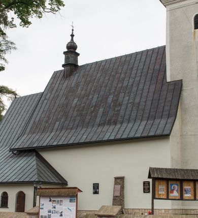 Zdjęcie nr 12: Kościół św. Kwiryna w Łapszach Niżnych usytuowany jest w centrum wsi w pobliżu rzeki Łapszanki. Teren przykościelny jest otoczony wysokim kamiennym, murem nakrytym cementowym daszkiem, jednospadowym, nachylonym na zewnątrz. W części wschodniej muru zlokalizowana jest brama, dostępna schodami, flankowana dwoma filarami, zwieńczonymi czterospadowym płaskim daszkiem i kulami. Analogiczne wejścia od strony zachodniej, północnej i południowej. W obrębie placu przykościelnego znajdują się resztki cmentarza w postaci nagrobków.

Kościół jest orientowany, murowany, otynkowany, jednonawowy z czworoboczną wieżą w fasadzie z prezbiterium zamkniętym trójbocznie. Prezbiterium nakryte sklepieniem krzyżowo-żebrowym, oddzielone od nawy ścianą arkady tęczowej o ostrołukowym zakończeniu. Nawa jest szersza, nakryta stropem. Do prezbiterium przylega od północny niewielka zakrystia na planie prostokąta, a także przylegająca do niej i do ściany nawy druga nowsza zakrystia. Z kolei przy południowej ścianie nawy znajduje się kruchta, zwana babińcem z wejściem do świątyni. Portal prowadzący z kruchty do kościoła ostrołukowy, kamienny, skromnie profilowany – dwa wałki i dwa żłobki. Portal zamknięty drzwiami ze starymi ćwiekowymi okuciami, malowany z wypisaną datą 1652. Na drzwiach napis: „Laudetur Santissimum Sacramentum 1652”. Z kolei na północnej ścianie prezbiterium portal malowany, iluzjonistyczny z wejściem do zakrystii. U góry napis: „PIETAS ET LITTERAE”. Na zachodniej ścianie nawy chór muzyczny wsparty na dwóch filarach z dostępem kręconymi, drewnianymi schodami od północy. 

Wnętrze oświetlają umieszczone w południowych ścianach nawy prostokątne, zamknięte półkoliście cztery okna oraz jedno od strony południowej w prezbiterium; w cztery podobne, małe okna umieszczone po jednym z każdej strony w najwyższej kondygnacji. Do kościoła prowadzi główne wejście od strony zachodniej oraz jedno przez kruchtę od południa i jedno od strony północnej przez zakrystię.

W zewnętrznej elewacji kościoła widoczny jest niewysoki, kamienny cokół, powyżej kościół otynkowany. Prezbiterium, niższe od nawy. Nawa nakryta dachem dwuspadowym z wieżą na sygnaturkę na wschodnim zakończeniu nawy. Do zachodniej fasady kościoła dostawiona jest wysoka założona na planie kwadratu wieża-dzwonnica. W dolnej kondygnacji na osi kościoła prostokątne wejście do kruchty, nakryte daszkiem. Hełm wieży baniasty z latarnią. Na zewnątrz przy apsydzie prezbiterium dwie skarpy złączone daszkiem tworzą wnękę, w której umieszczony jest stół ołtarzowy i grupa Ukrzyżowania tzw. kalwaryjka. Na południowej ścianie nawy znajdował się zegar słoneczny, obecnie pozostała tylko wskazówka po zamalowaniu podczas remontu ścian zewnętrznych.

