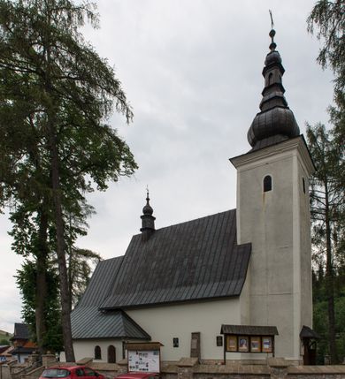 Zdjęcie nr 2: Kościół św. Kwiryna w Łapszach Niżnych usytuowany jest w centrum wsi w pobliżu rzeki Łapszanki. Teren przykościelny jest otoczony wysokim kamiennym, murem nakrytym cementowym daszkiem, jednospadowym, nachylonym na zewnątrz. W części wschodniej muru zlokalizowana jest brama, dostępna schodami, flankowana dwoma filarami, zwieńczonymi czterospadowym płaskim daszkiem i kulami. Analogiczne wejścia od strony zachodniej, północnej i południowej. W obrębie placu przykościelnego znajdują się resztki cmentarza w postaci nagrobków.

Kościół jest orientowany, murowany, otynkowany, jednonawowy z czworoboczną wieżą w fasadzie z prezbiterium zamkniętym trójbocznie. Prezbiterium nakryte sklepieniem krzyżowo-żebrowym, oddzielone od nawy ścianą arkady tęczowej o ostrołukowym zakończeniu. Nawa jest szersza, nakryta stropem. Do prezbiterium przylega od północny niewielka zakrystia na planie prostokąta, a także przylegająca do niej i do ściany nawy druga nowsza zakrystia. Z kolei przy południowej ścianie nawy znajduje się kruchta, zwana babińcem z wejściem do świątyni. Portal prowadzący z kruchty do kościoła ostrołukowy, kamienny, skromnie profilowany – dwa wałki i dwa żłobki. Portal zamknięty drzwiami ze starymi ćwiekowymi okuciami, malowany z wypisaną datą 1652. Na drzwiach napis: „Laudetur Santissimum Sacramentum 1652”. Z kolei na północnej ścianie prezbiterium portal malowany, iluzjonistyczny z wejściem do zakrystii. U góry napis: „PIETAS ET LITTERAE”. Na zachodniej ścianie nawy chór muzyczny wsparty na dwóch filarach z dostępem kręconymi, drewnianymi schodami od północy. 

Wnętrze oświetlają umieszczone w południowych ścianach nawy prostokątne, zamknięte półkoliście cztery okna oraz jedno od strony południowej w prezbiterium; w cztery podobne, małe okna umieszczone po jednym z każdej strony w najwyższej kondygnacji. Do kościoła prowadzi główne wejście od strony zachodniej oraz jedno przez kruchtę od południa i jedno od strony północnej przez zakrystię.

W zewnętrznej elewacji kościoła widoczny jest niewysoki, kamienny cokół, powyżej kościół otynkowany. Prezbiterium, niższe od nawy. Nawa nakryta dachem dwuspadowym z wieżą na sygnaturkę na wschodnim zakończeniu nawy. Do zachodniej fasady kościoła dostawiona jest wysoka założona na planie kwadratu wieża-dzwonnica. W dolnej kondygnacji na osi kościoła prostokątne wejście do kruchty, nakryte daszkiem. Hełm wieży baniasty z latarnią. Na zewnątrz przy apsydzie prezbiterium dwie skarpy złączone daszkiem tworzą wnękę, w której umieszczony jest stół ołtarzowy i grupa Ukrzyżowania tzw. kalwaryjka. Na południowej ścianie nawy znajdował się zegar słoneczny, obecnie pozostała tylko wskazówka po zamalowaniu podczas remontu ścian zewnętrznych.

