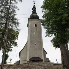 Zdjęcie nr 1: Kościół św. Kwiryna w Łapszach Niżnych usytuowany jest w centrum wsi w pobliżu rzeki Łapszanki. Teren przykościelny jest otoczony wysokim kamiennym, murem nakrytym cementowym daszkiem, jednospadowym, nachylonym na zewnątrz. W części wschodniej muru zlokalizowana jest brama, dostępna schodami, flankowana dwoma filarami, zwieńczonymi czterospadowym płaskim daszkiem i kulami. Analogiczne wejścia od strony zachodniej, północnej i południowej. W obrębie placu przykościelnego znajdują się resztki cmentarza w postaci nagrobków.

Kościół jest orientowany, murowany, otynkowany, jednonawowy z czworoboczną wieżą w fasadzie z prezbiterium zamkniętym trójbocznie. Prezbiterium nakryte sklepieniem krzyżowo-żebrowym, oddzielone od nawy ścianą arkady tęczowej o ostrołukowym zakończeniu. Nawa jest szersza, nakryta stropem. Do prezbiterium przylega od północny niewielka zakrystia na planie prostokąta, a także przylegająca do niej i do ściany nawy druga nowsza zakrystia. Z kolei przy południowej ścianie nawy znajduje się kruchta, zwana babińcem z wejściem do świątyni. Portal prowadzący z kruchty do kościoła ostrołukowy, kamienny, skromnie profilowany – dwa wałki i dwa żłobki. Portal zamknięty drzwiami ze starymi ćwiekowymi okuciami, malowany z wypisaną datą 1652. Na drzwiach napis: „Laudetur Santissimum Sacramentum 1652”. Z kolei na północnej ścianie prezbiterium portal malowany, iluzjonistyczny z wejściem do zakrystii. U góry napis: „PIETAS ET LITTERAE”. Na zachodniej ścianie nawy chór muzyczny wsparty na dwóch filarach z dostępem kręconymi, drewnianymi schodami od północy. 

Wnętrze oświetlają umieszczone w południowych ścianach nawy prostokątne, zamknięte półkoliście cztery okna oraz jedno od strony południowej w prezbiterium; w cztery podobne, małe okna umieszczone po jednym z każdej strony w najwyższej kondygnacji. Do kościoła prowadzi główne wejście od strony zachodniej oraz jedno przez kruchtę od południa i jedno od strony północnej przez zakrystię.

W zewnętrznej elewacji kościoła widoczny jest niewysoki, kamienny cokół, powyżej kościół otynkowany. Prezbiterium, niższe od nawy. Nawa nakryta dachem dwuspadowym z wieżą na sygnaturkę na wschodnim zakończeniu nawy. Do zachodniej fasady kościoła dostawiona jest wysoka założona na planie kwadratu wieża-dzwonnica. W dolnej kondygnacji na osi kościoła prostokątne wejście do kruchty, nakryte daszkiem. Hełm wieży baniasty z latarnią. Na zewnątrz przy apsydzie prezbiterium dwie skarpy złączone daszkiem tworzą wnękę, w której umieszczony jest stół ołtarzowy i grupa Ukrzyżowania tzw. kalwaryjka. Na południowej ścianie nawy znajdował się zegar słoneczny, obecnie pozostała tylko wskazówka po zamalowaniu podczas remontu ścian zewnętrznych.

