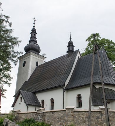 Zdjęcie nr 13: Kościół św. Kwiryna w Łapszach Niżnych usytuowany jest w centrum wsi w pobliżu rzeki Łapszanki. Teren przykościelny jest otoczony wysokim kamiennym, murem nakrytym cementowym daszkiem, jednospadowym, nachylonym na zewnątrz. W części wschodniej muru zlokalizowana jest brama, dostępna schodami, flankowana dwoma filarami, zwieńczonymi czterospadowym płaskim daszkiem i kulami. Analogiczne wejścia od strony zachodniej, północnej i południowej. W obrębie placu przykościelnego znajdują się resztki cmentarza w postaci nagrobków.

Kościół jest orientowany, murowany, otynkowany, jednonawowy z czworoboczną wieżą w fasadzie z prezbiterium zamkniętym trójbocznie. Prezbiterium nakryte sklepieniem krzyżowo-żebrowym, oddzielone od nawy ścianą arkady tęczowej o ostrołukowym zakończeniu. Nawa jest szersza, nakryta stropem. Do prezbiterium przylega od północny niewielka zakrystia na planie prostokąta, a także przylegająca do niej i do ściany nawy druga nowsza zakrystia. Z kolei przy południowej ścianie nawy znajduje się kruchta, zwana babińcem z wejściem do świątyni. Portal prowadzący z kruchty do kościoła ostrołukowy, kamienny, skromnie profilowany – dwa wałki i dwa żłobki. Portal zamknięty drzwiami ze starymi ćwiekowymi okuciami, malowany z wypisaną datą 1652. Na drzwiach napis: „Laudetur Santissimum Sacramentum 1652”. Z kolei na północnej ścianie prezbiterium portal malowany, iluzjonistyczny z wejściem do zakrystii. U góry napis: „PIETAS ET LITTERAE”. Na zachodniej ścianie nawy chór muzyczny wsparty na dwóch filarach z dostępem kręconymi, drewnianymi schodami od północy. 

Wnętrze oświetlają umieszczone w południowych ścianach nawy prostokątne, zamknięte półkoliście cztery okna oraz jedno od strony południowej w prezbiterium; w cztery podobne, małe okna umieszczone po jednym z każdej strony w najwyższej kondygnacji. Do kościoła prowadzi główne wejście od strony zachodniej oraz jedno przez kruchtę od południa i jedno od strony północnej przez zakrystię.

W zewnętrznej elewacji kościoła widoczny jest niewysoki, kamienny cokół, powyżej kościół otynkowany. Prezbiterium, niższe od nawy. Nawa nakryta dachem dwuspadowym z wieżą na sygnaturkę na wschodnim zakończeniu nawy. Do zachodniej fasady kościoła dostawiona jest wysoka założona na planie kwadratu wieża-dzwonnica. W dolnej kondygnacji na osi kościoła prostokątne wejście do kruchty, nakryte daszkiem. Hełm wieży baniasty z latarnią. Na zewnątrz przy apsydzie prezbiterium dwie skarpy złączone daszkiem tworzą wnękę, w której umieszczony jest stół ołtarzowy i grupa Ukrzyżowania tzw. kalwaryjka. Na południowej ścianie nawy znajdował się zegar słoneczny, obecnie pozostała tylko wskazówka po zamalowaniu podczas remontu ścian zewnętrznych.

