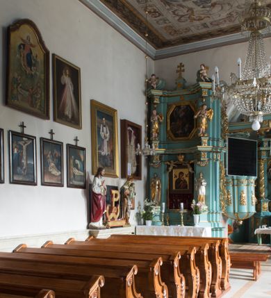 Zdjęcie nr 6: Kościół św. Kwiryna w Łapszach Niżnych usytuowany jest w centrum wsi w pobliżu rzeki Łapszanki. Teren przykościelny jest otoczony wysokim kamiennym, murem nakrytym cementowym daszkiem, jednospadowym, nachylonym na zewnątrz. W części wschodniej muru zlokalizowana jest brama, dostępna schodami, flankowana dwoma filarami, zwieńczonymi czterospadowym płaskim daszkiem i kulami. Analogiczne wejścia od strony zachodniej, północnej i południowej. W obrębie placu przykościelnego znajdują się resztki cmentarza w postaci nagrobków.

Kościół jest orientowany, murowany, otynkowany, jednonawowy z czworoboczną wieżą w fasadzie z prezbiterium zamkniętym trójbocznie. Prezbiterium nakryte sklepieniem krzyżowo-żebrowym, oddzielone od nawy ścianą arkady tęczowej o ostrołukowym zakończeniu. Nawa jest szersza, nakryta stropem. Do prezbiterium przylega od północny niewielka zakrystia na planie prostokąta, a także przylegająca do niej i do ściany nawy druga nowsza zakrystia. Z kolei przy południowej ścianie nawy znajduje się kruchta, zwana babińcem z wejściem do świątyni. Portal prowadzący z kruchty do kościoła ostrołukowy, kamienny, skromnie profilowany – dwa wałki i dwa żłobki. Portal zamknięty drzwiami ze starymi ćwiekowymi okuciami, malowany z wypisaną datą 1652. Na drzwiach napis: „Laudetur Santissimum Sacramentum 1652”. Z kolei na północnej ścianie prezbiterium portal malowany, iluzjonistyczny z wejściem do zakrystii. U góry napis: „PIETAS ET LITTERAE”. Na zachodniej ścianie nawy chór muzyczny wsparty na dwóch filarach z dostępem kręconymi, drewnianymi schodami od północy. 

Wnętrze oświetlają umieszczone w południowych ścianach nawy prostokątne, zamknięte półkoliście cztery okna oraz jedno od strony południowej w prezbiterium; w cztery podobne, małe okna umieszczone po jednym z każdej strony w najwyższej kondygnacji. Do kościoła prowadzi główne wejście od strony zachodniej oraz jedno przez kruchtę od południa i jedno od strony północnej przez zakrystię.

W zewnętrznej elewacji kościoła widoczny jest niewysoki, kamienny cokół, powyżej kościół otynkowany. Prezbiterium, niższe od nawy. Nawa nakryta dachem dwuspadowym z wieżą na sygnaturkę na wschodnim zakończeniu nawy. Do zachodniej fasady kościoła dostawiona jest wysoka założona na planie kwadratu wieża-dzwonnica. W dolnej kondygnacji na osi kościoła prostokątne wejście do kruchty, nakryte daszkiem. Hełm wieży baniasty z latarnią. Na zewnątrz przy apsydzie prezbiterium dwie skarpy złączone daszkiem tworzą wnękę, w której umieszczony jest stół ołtarzowy i grupa Ukrzyżowania tzw. kalwaryjka. Na południowej ścianie nawy znajdował się zegar słoneczny, obecnie pozostała tylko wskazówka po zamalowaniu podczas remontu ścian zewnętrznych.

