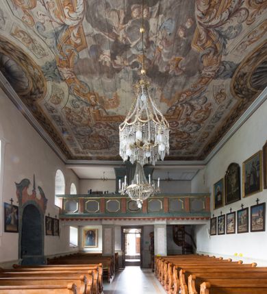 Zdjęcie nr 8: Kościół św. Kwiryna w Łapszach Niżnych usytuowany jest w centrum wsi w pobliżu rzeki Łapszanki. Teren przykościelny jest otoczony wysokim kamiennym, murem nakrytym cementowym daszkiem, jednospadowym, nachylonym na zewnątrz. W części wschodniej muru zlokalizowana jest brama, dostępna schodami, flankowana dwoma filarami, zwieńczonymi czterospadowym płaskim daszkiem i kulami. Analogiczne wejścia od strony zachodniej, północnej i południowej. W obrębie placu przykościelnego znajdują się resztki cmentarza w postaci nagrobków.

Kościół jest orientowany, murowany, otynkowany, jednonawowy z czworoboczną wieżą w fasadzie z prezbiterium zamkniętym trójbocznie. Prezbiterium nakryte sklepieniem krzyżowo-żebrowym, oddzielone od nawy ścianą arkady tęczowej o ostrołukowym zakończeniu. Nawa jest szersza, nakryta stropem. Do prezbiterium przylega od północny niewielka zakrystia na planie prostokąta, a także przylegająca do niej i do ściany nawy druga nowsza zakrystia. Z kolei przy południowej ścianie nawy znajduje się kruchta, zwana babińcem z wejściem do świątyni. Portal prowadzący z kruchty do kościoła ostrołukowy, kamienny, skromnie profilowany – dwa wałki i dwa żłobki. Portal zamknięty drzwiami ze starymi ćwiekowymi okuciami, malowany z wypisaną datą 1652. Na drzwiach napis: „Laudetur Santissimum Sacramentum 1652”. Z kolei na północnej ścianie prezbiterium portal malowany, iluzjonistyczny z wejściem do zakrystii. U góry napis: „PIETAS ET LITTERAE”. Na zachodniej ścianie nawy chór muzyczny wsparty na dwóch filarach z dostępem kręconymi, drewnianymi schodami od północy. 

Wnętrze oświetlają umieszczone w południowych ścianach nawy prostokątne, zamknięte półkoliście cztery okna oraz jedno od strony południowej w prezbiterium; w cztery podobne, małe okna umieszczone po jednym z każdej strony w najwyższej kondygnacji. Do kościoła prowadzi główne wejście od strony zachodniej oraz jedno przez kruchtę od południa i jedno od strony północnej przez zakrystię.

W zewnętrznej elewacji kościoła widoczny jest niewysoki, kamienny cokół, powyżej kościół otynkowany. Prezbiterium, niższe od nawy. Nawa nakryta dachem dwuspadowym z wieżą na sygnaturkę na wschodnim zakończeniu nawy. Do zachodniej fasady kościoła dostawiona jest wysoka założona na planie kwadratu wieża-dzwonnica. W dolnej kondygnacji na osi kościoła prostokątne wejście do kruchty, nakryte daszkiem. Hełm wieży baniasty z latarnią. Na zewnątrz przy apsydzie prezbiterium dwie skarpy złączone daszkiem tworzą wnękę, w której umieszczony jest stół ołtarzowy i grupa Ukrzyżowania tzw. kalwaryjka. Na południowej ścianie nawy znajdował się zegar słoneczny, obecnie pozostała tylko wskazówka po zamalowaniu podczas remontu ścian zewnętrznych.

