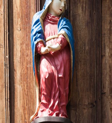 Zdjęcie nr 7: Kościół drewniany, o konstrukcji ramowej, na kamiennej podmurówce, elewacje jednolite, szalowane z listwowaniem o układzie pionowym z gzymsami pseudoarkadkowymi. Wieża zachodnia o konstrukcji słupowej, z szalunkiem o układzie poziomym z fryzem arkadkowym w górnej partii. Więźba dachowa drewniana, krokwiowa. Budynek na betonowym podmurowaniu przesłoniętym daszkiem gontowym. Kościół orientowany, trójnawowy, na rzucie wydłużonego krzyża, z płytkim transeptem, prezbiterium zakończone trójbocznie, z zakrystią przylegającą od południa, na skrzyżowaniu naw kopuła. Od zachodu wieża czterokondygnacyjna, na planie kwadratu przechodzącego w kwadrat o coraz bardziej ściętych narożach, ujęta dwiema kruchtami na rzucie kwadratu. Wnętrze o układzie bazylikowym, nawy podzielone smukłymi, żeliwnymi kolumienkami. Pomiędzy nawą a prezbiterium otwór tęczowy w formie kwadratu o ściętych narożach. Parapet chóru muzycznego w zachodniej części kościoła podparty na czterech kolumienkach. Nawa główna nakryta stropem z widocznymi elementami konstrukcji więźby, nawy boczne przekryte pułapami deskowymi. Posadzka z płyt kamiennych. Elewacja frontowa w formie wieży z dwoma kruchtami. Na każdej z trzech osi wejście z dwuskrzydłowymi drzwiami klepkowymi o układzie rombowym, z oknami w partii szczytu, nakryte daszkami okapowymi. Nad wejściem głównym żeliwna tabliczka z napisem „E(RZ)H(ERZOG) / ALBRECHT / 1888”. Na każdej kondygnacji wieży okna w formie stojącego prostokąta zwieńczone daszkami pulpitowymi, na pierwszej jedno, na drugiej trzy, na trzeciej cztery, na czwartej osiem. W elewacji północnej i południowej cztery podwójne otwory okienne w formie stojącego prostokąta o ściętych górnych narożach w partii naw bocznych oraz pięć okienek w formie leżącego prostokąta w partii nawy głównej. W elewacji południowej wejście z dwuskrzydłowymi drzwiami klepkowymi o układzie rombowym. Na osi skrzydeł transeptu po jednym otworze okiennym w formie stojącego prostokąta o ściętych górnych narożach. Na ścianie wschodniej prezbiterium Ogrójec w formie grupy Ukrzyżowania nakrytej daszkiem pulpitowym, flankowany dwoma otworami okiennymi w kształcie stojącego prostokąta o ściętych górnych narożach. Nawa główna nakryta dachem dwuspadowym. W połowie długości dachu oraz na skrzyżowaniu naw wznoszą się ponad kalenicą wieżyczki na sygnaturkę, na ośmiobocznym obitym blachą trzonie, z latarniami zwieńczonymi cebulastymi hełmami. Nad nawami bocznymi dachy pulpitowe, ramiona transeptu nakrywają dachy naczółkowe. Wieża zwieńczona dachem wieżowym, ośmiobocznym, z iglicą zakończoną krzyżem. 


