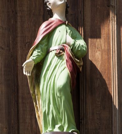 Zdjęcie nr 8: Kościół drewniany, o konstrukcji ramowej, na kamiennej podmurówce, elewacje jednolite, szalowane z listwowaniem o układzie pionowym z gzymsami pseudoarkadkowymi. Wieża zachodnia o konstrukcji słupowej, z szalunkiem o układzie poziomym z fryzem arkadkowym w górnej partii. Więźba dachowa drewniana, krokwiowa. Budynek na betonowym podmurowaniu przesłoniętym daszkiem gontowym. Kościół orientowany, trójnawowy, na rzucie wydłużonego krzyża, z płytkim transeptem, prezbiterium zakończone trójbocznie, z zakrystią przylegającą od południa, na skrzyżowaniu naw kopuła. Od zachodu wieża czterokondygnacyjna, na planie kwadratu przechodzącego w kwadrat o coraz bardziej ściętych narożach, ujęta dwiema kruchtami na rzucie kwadratu. Wnętrze o układzie bazylikowym, nawy podzielone smukłymi, żeliwnymi kolumienkami. Pomiędzy nawą a prezbiterium otwór tęczowy w formie kwadratu o ściętych narożach. Parapet chóru muzycznego w zachodniej części kościoła podparty na czterech kolumienkach. Nawa główna nakryta stropem z widocznymi elementami konstrukcji więźby, nawy boczne przekryte pułapami deskowymi. Posadzka z płyt kamiennych. Elewacja frontowa w formie wieży z dwoma kruchtami. Na każdej z trzech osi wejście z dwuskrzydłowymi drzwiami klepkowymi o układzie rombowym, z oknami w partii szczytu, nakryte daszkami okapowymi. Nad wejściem głównym żeliwna tabliczka z napisem „E(RZ)H(ERZOG) / ALBRECHT / 1888”. Na każdej kondygnacji wieży okna w formie stojącego prostokąta zwieńczone daszkami pulpitowymi, na pierwszej jedno, na drugiej trzy, na trzeciej cztery, na czwartej osiem. W elewacji północnej i południowej cztery podwójne otwory okienne w formie stojącego prostokąta o ściętych górnych narożach w partii naw bocznych oraz pięć okienek w formie leżącego prostokąta w partii nawy głównej. W elewacji południowej wejście z dwuskrzydłowymi drzwiami klepkowymi o układzie rombowym. Na osi skrzydeł transeptu po jednym otworze okiennym w formie stojącego prostokąta o ściętych górnych narożach. Na ścianie wschodniej prezbiterium Ogrójec w formie grupy Ukrzyżowania nakrytej daszkiem pulpitowym, flankowany dwoma otworami okiennymi w kształcie stojącego prostokąta o ściętych górnych narożach. Nawa główna nakryta dachem dwuspadowym. W połowie długości dachu oraz na skrzyżowaniu naw wznoszą się ponad kalenicą wieżyczki na sygnaturkę, na ośmiobocznym obitym blachą trzonie, z latarniami zwieńczonymi cebulastymi hełmami. Nad nawami bocznymi dachy pulpitowe, ramiona transeptu nakrywają dachy naczółkowe. Wieża zwieńczona dachem wieżowym, ośmiobocznym, z iglicą zakończoną krzyżem. 


