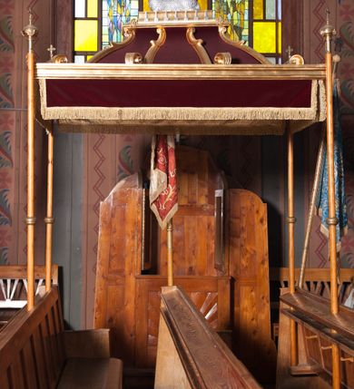 Zdjęcie nr 10: Kościół drewniany, o konstrukcji ramowej, na kamiennej podmurówce, elewacje jednolite, szalowane z listwowaniem o układzie pionowym z gzymsami pseudoarkadkowymi. Wieża zachodnia o konstrukcji słupowej, z szalunkiem o układzie poziomym z fryzem arkadkowym w górnej partii. Więźba dachowa drewniana, krokwiowa. Budynek na betonowym podmurowaniu przesłoniętym daszkiem gontowym. Kościół orientowany, trójnawowy, na rzucie wydłużonego krzyża, z płytkim transeptem, prezbiterium zakończone trójbocznie, z zakrystią przylegającą od południa, na skrzyżowaniu naw kopuła. Od zachodu wieża czterokondygnacyjna, na planie kwadratu przechodzącego w kwadrat o coraz bardziej ściętych narożach, ujęta dwiema kruchtami na rzucie kwadratu. Wnętrze o układzie bazylikowym, nawy podzielone smukłymi, żeliwnymi kolumienkami. Pomiędzy nawą a prezbiterium otwór tęczowy w formie kwadratu o ściętych narożach. Parapet chóru muzycznego w zachodniej części kościoła podparty na czterech kolumienkach. Nawa główna nakryta stropem z widocznymi elementami konstrukcji więźby, nawy boczne przekryte pułapami deskowymi. Posadzka z płyt kamiennych. Elewacja frontowa w formie wieży z dwoma kruchtami. Na każdej z trzech osi wejście z dwuskrzydłowymi drzwiami klepkowymi o układzie rombowym, z oknami w partii szczytu, nakryte daszkami okapowymi. Nad wejściem głównym żeliwna tabliczka z napisem „E(RZ)H(ERZOG) / ALBRECHT / 1888”. Na każdej kondygnacji wieży okna w formie stojącego prostokąta zwieńczone daszkami pulpitowymi, na pierwszej jedno, na drugiej trzy, na trzeciej cztery, na czwartej osiem. W elewacji północnej i południowej cztery podwójne otwory okienne w formie stojącego prostokąta o ściętych górnych narożach w partii naw bocznych oraz pięć okienek w formie leżącego prostokąta w partii nawy głównej. W elewacji południowej wejście z dwuskrzydłowymi drzwiami klepkowymi o układzie rombowym. Na osi skrzydeł transeptu po jednym otworze okiennym w formie stojącego prostokąta o ściętych górnych narożach. Na ścianie wschodniej prezbiterium Ogrójec w formie grupy Ukrzyżowania nakrytej daszkiem pulpitowym, flankowany dwoma otworami okiennymi w kształcie stojącego prostokąta o ściętych górnych narożach. Nawa główna nakryta dachem dwuspadowym. W połowie długości dachu oraz na skrzyżowaniu naw wznoszą się ponad kalenicą wieżyczki na sygnaturkę, na ośmiobocznym obitym blachą trzonie, z latarniami zwieńczonymi cebulastymi hełmami. Nad nawami bocznymi dachy pulpitowe, ramiona transeptu nakrywają dachy naczółkowe. Wieża zwieńczona dachem wieżowym, ośmiobocznym, z iglicą zakończoną krzyżem. 


