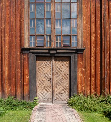 Zdjęcie nr 19: Kościół drewniany, o konstrukcji ramowej, na kamiennej podmurówce, elewacje jednolite, szalowane z listwowaniem o układzie pionowym z gzymsami pseudoarkadkowymi. Wieża zachodnia o konstrukcji słupowej, z szalunkiem o układzie poziomym z fryzem arkadkowym w górnej partii. Więźba dachowa drewniana, krokwiowa. Budynek na betonowym podmurowaniu przesłoniętym daszkiem gontowym. Kościół orientowany, trójnawowy, na rzucie wydłużonego krzyża, z płytkim transeptem, prezbiterium zakończone trójbocznie, z zakrystią przylegającą od południa, na skrzyżowaniu naw kopuła. Od zachodu wieża czterokondygnacyjna, na planie kwadratu przechodzącego w kwadrat o coraz bardziej ściętych narożach, ujęta dwiema kruchtami na rzucie kwadratu. Wnętrze o układzie bazylikowym, nawy podzielone smukłymi, żeliwnymi kolumienkami. Pomiędzy nawą a prezbiterium otwór tęczowy w formie kwadratu o ściętych narożach. Parapet chóru muzycznego w zachodniej części kościoła podparty na czterech kolumienkach. Nawa główna nakryta stropem z widocznymi elementami konstrukcji więźby, nawy boczne przekryte pułapami deskowymi. Posadzka z płyt kamiennych. Elewacja frontowa w formie wieży z dwoma kruchtami. Na każdej z trzech osi wejście z dwuskrzydłowymi drzwiami klepkowymi o układzie rombowym, z oknami w partii szczytu, nakryte daszkami okapowymi. Nad wejściem głównym żeliwna tabliczka z napisem „E(RZ)H(ERZOG) / ALBRECHT / 1888”. Na każdej kondygnacji wieży okna w formie stojącego prostokąta zwieńczone daszkami pulpitowymi, na pierwszej jedno, na drugiej trzy, na trzeciej cztery, na czwartej osiem. W elewacji północnej i południowej cztery podwójne otwory okienne w formie stojącego prostokąta o ściętych górnych narożach w partii naw bocznych oraz pięć okienek w formie leżącego prostokąta w partii nawy głównej. W elewacji południowej wejście z dwuskrzydłowymi drzwiami klepkowymi o układzie rombowym. Na osi skrzydeł transeptu po jednym otworze okiennym w formie stojącego prostokąta o ściętych górnych narożach. Na ścianie wschodniej prezbiterium Ogrójec w formie grupy Ukrzyżowania nakrytej daszkiem pulpitowym, flankowany dwoma otworami okiennymi w kształcie stojącego prostokąta o ściętych górnych narożach. Nawa główna nakryta dachem dwuspadowym. W połowie długości dachu oraz na skrzyżowaniu naw wznoszą się ponad kalenicą wieżyczki na sygnaturkę, na ośmiobocznym obitym blachą trzonie, z latarniami zwieńczonymi cebulastymi hełmami. Nad nawami bocznymi dachy pulpitowe, ramiona transeptu nakrywają dachy naczółkowe. Wieża zwieńczona dachem wieżowym, ośmiobocznym, z iglicą zakończoną krzyżem. 


