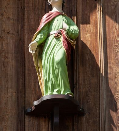 Zdjęcie nr 24: Kościół drewniany, o konstrukcji ramowej, na kamiennej podmurówce, elewacje jednolite, szalowane z listwowaniem o układzie pionowym z gzymsami pseudoarkadkowymi. Wieża zachodnia o konstrukcji słupowej, z szalunkiem o układzie poziomym z fryzem arkadkowym w górnej partii. Więźba dachowa drewniana, krokwiowa. Budynek na betonowym podmurowaniu przesłoniętym daszkiem gontowym. Kościół orientowany, trójnawowy, na rzucie wydłużonego krzyża, z płytkim transeptem, prezbiterium zakończone trójbocznie, z zakrystią przylegającą od południa, na skrzyżowaniu naw kopuła. Od zachodu wieża czterokondygnacyjna, na planie kwadratu przechodzącego w kwadrat o coraz bardziej ściętych narożach, ujęta dwiema kruchtami na rzucie kwadratu. Wnętrze o układzie bazylikowym, nawy podzielone smukłymi, żeliwnymi kolumienkami. Pomiędzy nawą a prezbiterium otwór tęczowy w formie kwadratu o ściętych narożach. Parapet chóru muzycznego w zachodniej części kościoła podparty na czterech kolumienkach. Nawa główna nakryta stropem z widocznymi elementami konstrukcji więźby, nawy boczne przekryte pułapami deskowymi. Posadzka z płyt kamiennych. Elewacja frontowa w formie wieży z dwoma kruchtami. Na każdej z trzech osi wejście z dwuskrzydłowymi drzwiami klepkowymi o układzie rombowym, z oknami w partii szczytu, nakryte daszkami okapowymi. Nad wejściem głównym żeliwna tabliczka z napisem „E(RZ)H(ERZOG) / ALBRECHT / 1888”. Na każdej kondygnacji wieży okna w formie stojącego prostokąta zwieńczone daszkami pulpitowymi, na pierwszej jedno, na drugiej trzy, na trzeciej cztery, na czwartej osiem. W elewacji północnej i południowej cztery podwójne otwory okienne w formie stojącego prostokąta o ściętych górnych narożach w partii naw bocznych oraz pięć okienek w formie leżącego prostokąta w partii nawy głównej. W elewacji południowej wejście z dwuskrzydłowymi drzwiami klepkowymi o układzie rombowym. Na osi skrzydeł transeptu po jednym otworze okiennym w formie stojącego prostokąta o ściętych górnych narożach. Na ścianie wschodniej prezbiterium Ogrójec w formie grupy Ukrzyżowania nakrytej daszkiem pulpitowym, flankowany dwoma otworami okiennymi w kształcie stojącego prostokąta o ściętych górnych narożach. Nawa główna nakryta dachem dwuspadowym. W połowie długości dachu oraz na skrzyżowaniu naw wznoszą się ponad kalenicą wieżyczki na sygnaturkę, na ośmiobocznym obitym blachą trzonie, z latarniami zwieńczonymi cebulastymi hełmami. Nad nawami bocznymi dachy pulpitowe, ramiona transeptu nakrywają dachy naczółkowe. Wieża zwieńczona dachem wieżowym, ośmiobocznym, z iglicą zakończoną krzyżem. 


