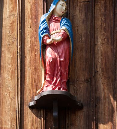 Zdjęcie nr 26: Kościół drewniany, o konstrukcji ramowej, na kamiennej podmurówce, elewacje jednolite, szalowane z listwowaniem o układzie pionowym z gzymsami pseudoarkadkowymi. Wieża zachodnia o konstrukcji słupowej, z szalunkiem o układzie poziomym z fryzem arkadkowym w górnej partii. Więźba dachowa drewniana, krokwiowa. Budynek na betonowym podmurowaniu przesłoniętym daszkiem gontowym. Kościół orientowany, trójnawowy, na rzucie wydłużonego krzyża, z płytkim transeptem, prezbiterium zakończone trójbocznie, z zakrystią przylegającą od południa, na skrzyżowaniu naw kopuła. Od zachodu wieża czterokondygnacyjna, na planie kwadratu przechodzącego w kwadrat o coraz bardziej ściętych narożach, ujęta dwiema kruchtami na rzucie kwadratu. Wnętrze o układzie bazylikowym, nawy podzielone smukłymi, żeliwnymi kolumienkami. Pomiędzy nawą a prezbiterium otwór tęczowy w formie kwadratu o ściętych narożach. Parapet chóru muzycznego w zachodniej części kościoła podparty na czterech kolumienkach. Nawa główna nakryta stropem z widocznymi elementami konstrukcji więźby, nawy boczne przekryte pułapami deskowymi. Posadzka z płyt kamiennych. Elewacja frontowa w formie wieży z dwoma kruchtami. Na każdej z trzech osi wejście z dwuskrzydłowymi drzwiami klepkowymi o układzie rombowym, z oknami w partii szczytu, nakryte daszkami okapowymi. Nad wejściem głównym żeliwna tabliczka z napisem „E(RZ)H(ERZOG) / ALBRECHT / 1888”. Na każdej kondygnacji wieży okna w formie stojącego prostokąta zwieńczone daszkami pulpitowymi, na pierwszej jedno, na drugiej trzy, na trzeciej cztery, na czwartej osiem. W elewacji północnej i południowej cztery podwójne otwory okienne w formie stojącego prostokąta o ściętych górnych narożach w partii naw bocznych oraz pięć okienek w formie leżącego prostokąta w partii nawy głównej. W elewacji południowej wejście z dwuskrzydłowymi drzwiami klepkowymi o układzie rombowym. Na osi skrzydeł transeptu po jednym otworze okiennym w formie stojącego prostokąta o ściętych górnych narożach. Na ścianie wschodniej prezbiterium Ogrójec w formie grupy Ukrzyżowania nakrytej daszkiem pulpitowym, flankowany dwoma otworami okiennymi w kształcie stojącego prostokąta o ściętych górnych narożach. Nawa główna nakryta dachem dwuspadowym. W połowie długości dachu oraz na skrzyżowaniu naw wznoszą się ponad kalenicą wieżyczki na sygnaturkę, na ośmiobocznym obitym blachą trzonie, z latarniami zwieńczonymi cebulastymi hełmami. Nad nawami bocznymi dachy pulpitowe, ramiona transeptu nakrywają dachy naczółkowe. Wieża zwieńczona dachem wieżowym, ośmiobocznym, z iglicą zakończoną krzyżem. 


