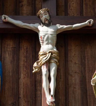 Zdjęcie nr 25: Kościół drewniany, o konstrukcji ramowej, na kamiennej podmurówce, elewacje jednolite, szalowane z listwowaniem o układzie pionowym z gzymsami pseudoarkadkowymi. Wieża zachodnia o konstrukcji słupowej, z szalunkiem o układzie poziomym z fryzem arkadkowym w górnej partii. Więźba dachowa drewniana, krokwiowa. Budynek na betonowym podmurowaniu przesłoniętym daszkiem gontowym. Kościół orientowany, trójnawowy, na rzucie wydłużonego krzyża, z płytkim transeptem, prezbiterium zakończone trójbocznie, z zakrystią przylegającą od południa, na skrzyżowaniu naw kopuła. Od zachodu wieża czterokondygnacyjna, na planie kwadratu przechodzącego w kwadrat o coraz bardziej ściętych narożach, ujęta dwiema kruchtami na rzucie kwadratu. Wnętrze o układzie bazylikowym, nawy podzielone smukłymi, żeliwnymi kolumienkami. Pomiędzy nawą a prezbiterium otwór tęczowy w formie kwadratu o ściętych narożach. Parapet chóru muzycznego w zachodniej części kościoła podparty na czterech kolumienkach. Nawa główna nakryta stropem z widocznymi elementami konstrukcji więźby, nawy boczne przekryte pułapami deskowymi. Posadzka z płyt kamiennych. Elewacja frontowa w formie wieży z dwoma kruchtami. Na każdej z trzech osi wejście z dwuskrzydłowymi drzwiami klepkowymi o układzie rombowym, z oknami w partii szczytu, nakryte daszkami okapowymi. Nad wejściem głównym żeliwna tabliczka z napisem „E(RZ)H(ERZOG) / ALBRECHT / 1888”. Na każdej kondygnacji wieży okna w formie stojącego prostokąta zwieńczone daszkami pulpitowymi, na pierwszej jedno, na drugiej trzy, na trzeciej cztery, na czwartej osiem. W elewacji północnej i południowej cztery podwójne otwory okienne w formie stojącego prostokąta o ściętych górnych narożach w partii naw bocznych oraz pięć okienek w formie leżącego prostokąta w partii nawy głównej. W elewacji południowej wejście z dwuskrzydłowymi drzwiami klepkowymi o układzie rombowym. Na osi skrzydeł transeptu po jednym otworze okiennym w formie stojącego prostokąta o ściętych górnych narożach. Na ścianie wschodniej prezbiterium Ogrójec w formie grupy Ukrzyżowania nakrytej daszkiem pulpitowym, flankowany dwoma otworami okiennymi w kształcie stojącego prostokąta o ściętych górnych narożach. Nawa główna nakryta dachem dwuspadowym. W połowie długości dachu oraz na skrzyżowaniu naw wznoszą się ponad kalenicą wieżyczki na sygnaturkę, na ośmiobocznym obitym blachą trzonie, z latarniami zwieńczonymi cebulastymi hełmami. Nad nawami bocznymi dachy pulpitowe, ramiona transeptu nakrywają dachy naczółkowe. Wieża zwieńczona dachem wieżowym, ośmiobocznym, z iglicą zakończoną krzyżem. 


