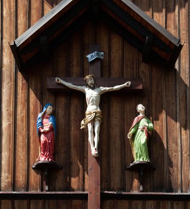 Zdjęcie nr 27: Kościół drewniany, o konstrukcji ramowej, na kamiennej podmurówce, elewacje jednolite, szalowane z listwowaniem o układzie pionowym z gzymsami pseudoarkadkowymi. Wieża zachodnia o konstrukcji słupowej, z szalunkiem o układzie poziomym z fryzem arkadkowym w górnej partii. Więźba dachowa drewniana, krokwiowa. Budynek na betonowym podmurowaniu przesłoniętym daszkiem gontowym. Kościół orientowany, trójnawowy, na rzucie wydłużonego krzyża, z płytkim transeptem, prezbiterium zakończone trójbocznie, z zakrystią przylegającą od południa, na skrzyżowaniu naw kopuła. Od zachodu wieża czterokondygnacyjna, na planie kwadratu przechodzącego w kwadrat o coraz bardziej ściętych narożach, ujęta dwiema kruchtami na rzucie kwadratu. Wnętrze o układzie bazylikowym, nawy podzielone smukłymi, żeliwnymi kolumienkami. Pomiędzy nawą a prezbiterium otwór tęczowy w formie kwadratu o ściętych narożach. Parapet chóru muzycznego w zachodniej części kościoła podparty na czterech kolumienkach. Nawa główna nakryta stropem z widocznymi elementami konstrukcji więźby, nawy boczne przekryte pułapami deskowymi. Posadzka z płyt kamiennych. Elewacja frontowa w formie wieży z dwoma kruchtami. Na każdej z trzech osi wejście z dwuskrzydłowymi drzwiami klepkowymi o układzie rombowym, z oknami w partii szczytu, nakryte daszkami okapowymi. Nad wejściem głównym żeliwna tabliczka z napisem „E(RZ)H(ERZOG) / ALBRECHT / 1888”. Na każdej kondygnacji wieży okna w formie stojącego prostokąta zwieńczone daszkami pulpitowymi, na pierwszej jedno, na drugiej trzy, na trzeciej cztery, na czwartej osiem. W elewacji północnej i południowej cztery podwójne otwory okienne w formie stojącego prostokąta o ściętych górnych narożach w partii naw bocznych oraz pięć okienek w formie leżącego prostokąta w partii nawy głównej. W elewacji południowej wejście z dwuskrzydłowymi drzwiami klepkowymi o układzie rombowym. Na osi skrzydeł transeptu po jednym otworze okiennym w formie stojącego prostokąta o ściętych górnych narożach. Na ścianie wschodniej prezbiterium Ogrójec w formie grupy Ukrzyżowania nakrytej daszkiem pulpitowym, flankowany dwoma otworami okiennymi w kształcie stojącego prostokąta o ściętych górnych narożach. Nawa główna nakryta dachem dwuspadowym. W połowie długości dachu oraz na skrzyżowaniu naw wznoszą się ponad kalenicą wieżyczki na sygnaturkę, na ośmiobocznym obitym blachą trzonie, z latarniami zwieńczonymi cebulastymi hełmami. Nad nawami bocznymi dachy pulpitowe, ramiona transeptu nakrywają dachy naczółkowe. Wieża zwieńczona dachem wieżowym, ośmiobocznym, z iglicą zakończoną krzyżem. 


