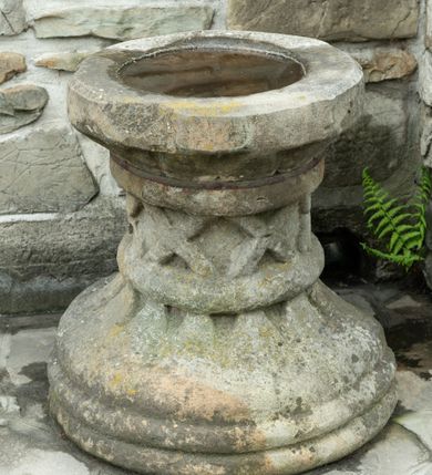 Zdjęcie nr 66: Kościół drewniany o konstrukcji zrębowej, elewacje jednolite, szalowane z listwowaniem, wzmocnione lisicami, wieża o konstrukcji słupowej. Więźba dachowa drewniana, krokwiowa. Budynek na kamiennym podmurowaniu przesłoniętym daszkiem gontowym. Kościół orientowany, jednonawowy z dwiema kaplicami o charakterze transeptu zamkniętymi wielobocznie, na planie krzyża łacińskiego, o węższym prezbiterium zamkniętym trójbocznie. Do wschodniej ściany prezbiterium przylega ogrójec w formie kapliczki, od północy zakrystia na planie prostokąta. Na skrzyżowaniu nawy z południowym ramieniem transeptu kruchta na planie prostokąta. Od zachodu do nawy przylega wieża na planie kwadratu, otoczona sobotami. Prezbiterium i nawa nakryte pozornym sklepieniem tej samej szerokości, obwiedzionym dużym, profilowanym gzymsem podtrzymywanym w nawie przez dwie pary filarów o kanelowanych trzonach, na cokołach. Sklepieniu nawy głównej towarzyszą płaskie i niższe stropy z fasetami w przestrzeniach bocznych. Ściany boczne nawy zwieńczone profilowanym gzymsem. Pomiędzy nawą a prezbiterium otwór tęczowy w formie odcinkowej arkady podtrzymywanej przez filary o kanelowanych trzonach z belką o falistym zarysie. Kaplice boczne otwarte do nawy odcinkowymi arkadami podtrzymywanymi przez filary o kanelowanych trzonach, na cokołach. Parapet chóru muzycznego w zachodniej części nawy, o wybrzuszonej środkowej części, podparty na dwóch filarach o kanelowanych trzonach, na cokołach. Posadzka z płyt ceramicznych. Elewacja frontowa w postaci wieży otoczonej sobotami. Na osi frontowej ściany sobót płytka kruchta zwieńczona gzymsem z przyczółkiem wypełnionym motywem „słoneczka”, przykryta dwuspadowym dachem. Drzwi dwuskrzydłowe, drewniane z okuciami. Korpus wieży podzielony poziomo daszkiem okapowym w dwóch trzecich wysokości, na froncie okno. W dolnej części małe otwory dzwonne z trzech stron, w górnej części duże otwory dzwonne z czterech stron. Wieża zwieńczona hełmem baniastym z latarnią. Ściany sobót szalowane z poziomym listwowaniem, przekryte mansardowym dachem gontowym, na północnej i południowej ścianie dwie pary okien w formie leżącego prostokąta zamkniętego łukiem odcinkowym. W elewacji południowej cztery otwory okienne w formie stojącego prostokąta zamkniętego łukiem odcinkowym, w partii prezbiterium z witrażami. Na elewacji wschodniej ogrójec w formie nadwieszonej kapliczki nakrytej dwuspadowym daszkiem z grupą Ukrzyżowania. W elewacji północnej dwa otwory okienne w formie stojącego prostokąta zamkniętego łukiem odcinkowym. W zakrystii małe kwadratowe okienko. W obu ramionach transeptu analogiczne jak w elewacjach otwory okienne na wschodniej i zachodniej ścianie. Kościół nakryty dachami gontowymi, wyższym nad nawą, niższym nad prezbiterium, dwuspadowym nad nawą oraz wielospadowym nad prezbiterium i ramionami transeptu; nad zakrystią i kruchtą boczną dachy dwuspadowe. W połowie długości dachu, nad nawą, od strony prezbiterium wznosi się ponad kalenicą wieżyczka na sygnaturkę, obita blachą, na ośmiobocznym trzonie, z latarnią zwieńczoną niewielkim baniastym hełmem z latarnią.
