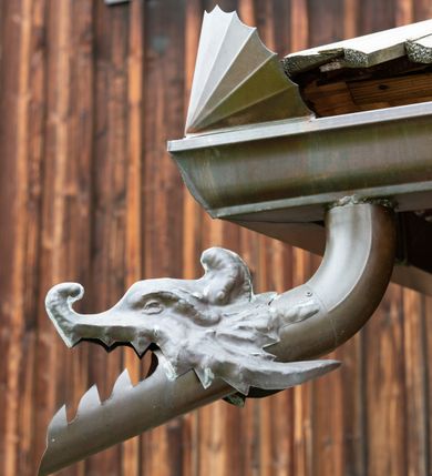 Zdjęcie nr 64: Kościół drewniany o konstrukcji zrębowej, elewacje jednolite, szalowane z listwowaniem, wzmocnione lisicami, wieża o konstrukcji słupowej. Więźba dachowa drewniana, krokwiowa. Budynek na kamiennym podmurowaniu przesłoniętym daszkiem gontowym. Kościół orientowany, jednonawowy z dwiema kaplicami o charakterze transeptu zamkniętymi wielobocznie, na planie krzyża łacińskiego, o węższym prezbiterium zamkniętym trójbocznie. Do wschodniej ściany prezbiterium przylega ogrójec w formie kapliczki, od północy zakrystia na planie prostokąta. Na skrzyżowaniu nawy z południowym ramieniem transeptu kruchta na planie prostokąta. Od zachodu do nawy przylega wieża na planie kwadratu, otoczona sobotami. Prezbiterium i nawa nakryte pozornym sklepieniem tej samej szerokości, obwiedzionym dużym, profilowanym gzymsem podtrzymywanym w nawie przez dwie pary filarów o kanelowanych trzonach, na cokołach. Sklepieniu nawy głównej towarzyszą płaskie i niższe stropy z fasetami w przestrzeniach bocznych. Ściany boczne nawy zwieńczone profilowanym gzymsem. Pomiędzy nawą a prezbiterium otwór tęczowy w formie odcinkowej arkady podtrzymywanej przez filary o kanelowanych trzonach z belką o falistym zarysie. Kaplice boczne otwarte do nawy odcinkowymi arkadami podtrzymywanymi przez filary o kanelowanych trzonach, na cokołach. Parapet chóru muzycznego w zachodniej części nawy, o wybrzuszonej środkowej części, podparty na dwóch filarach o kanelowanych trzonach, na cokołach. Posadzka z płyt ceramicznych. Elewacja frontowa w postaci wieży otoczonej sobotami. Na osi frontowej ściany sobót płytka kruchta zwieńczona gzymsem z przyczółkiem wypełnionym motywem „słoneczka”, przykryta dwuspadowym dachem. Drzwi dwuskrzydłowe, drewniane z okuciami. Korpus wieży podzielony poziomo daszkiem okapowym w dwóch trzecich wysokości, na froncie okno. W dolnej części małe otwory dzwonne z trzech stron, w górnej części duże otwory dzwonne z czterech stron. Wieża zwieńczona hełmem baniastym z latarnią. Ściany sobót szalowane z poziomym listwowaniem, przekryte mansardowym dachem gontowym, na północnej i południowej ścianie dwie pary okien w formie leżącego prostokąta zamkniętego łukiem odcinkowym. W elewacji południowej cztery otwory okienne w formie stojącego prostokąta zamkniętego łukiem odcinkowym, w partii prezbiterium z witrażami. Na elewacji wschodniej ogrójec w formie nadwieszonej kapliczki nakrytej dwuspadowym daszkiem z grupą Ukrzyżowania. W elewacji północnej dwa otwory okienne w formie stojącego prostokąta zamkniętego łukiem odcinkowym. W zakrystii małe kwadratowe okienko. W obu ramionach transeptu analogiczne jak w elewacjach otwory okienne na wschodniej i zachodniej ścianie. Kościół nakryty dachami gontowymi, wyższym nad nawą, niższym nad prezbiterium, dwuspadowym nad nawą oraz wielospadowym nad prezbiterium i ramionami transeptu; nad zakrystią i kruchtą boczną dachy dwuspadowe. W połowie długości dachu, nad nawą, od strony prezbiterium wznosi się ponad kalenicą wieżyczka na sygnaturkę, obita blachą, na ośmiobocznym trzonie, z latarnią zwieńczoną niewielkim baniastym hełmem z latarnią.
