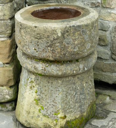 Zdjęcie nr 65: Kościół drewniany o konstrukcji zrębowej, elewacje jednolite, szalowane z listwowaniem, wzmocnione lisicami, wieża o konstrukcji słupowej. Więźba dachowa drewniana, krokwiowa. Budynek na kamiennym podmurowaniu przesłoniętym daszkiem gontowym. Kościół orientowany, jednonawowy z dwiema kaplicami o charakterze transeptu zamkniętymi wielobocznie, na planie krzyża łacińskiego, o węższym prezbiterium zamkniętym trójbocznie. Do wschodniej ściany prezbiterium przylega ogrójec w formie kapliczki, od północy zakrystia na planie prostokąta. Na skrzyżowaniu nawy z południowym ramieniem transeptu kruchta na planie prostokąta. Od zachodu do nawy przylega wieża na planie kwadratu, otoczona sobotami. Prezbiterium i nawa nakryte pozornym sklepieniem tej samej szerokości, obwiedzionym dużym, profilowanym gzymsem podtrzymywanym w nawie przez dwie pary filarów o kanelowanych trzonach, na cokołach. Sklepieniu nawy głównej towarzyszą płaskie i niższe stropy z fasetami w przestrzeniach bocznych. Ściany boczne nawy zwieńczone profilowanym gzymsem. Pomiędzy nawą a prezbiterium otwór tęczowy w formie odcinkowej arkady podtrzymywanej przez filary o kanelowanych trzonach z belką o falistym zarysie. Kaplice boczne otwarte do nawy odcinkowymi arkadami podtrzymywanymi przez filary o kanelowanych trzonach, na cokołach. Parapet chóru muzycznego w zachodniej części nawy, o wybrzuszonej środkowej części, podparty na dwóch filarach o kanelowanych trzonach, na cokołach. Posadzka z płyt ceramicznych. Elewacja frontowa w postaci wieży otoczonej sobotami. Na osi frontowej ściany sobót płytka kruchta zwieńczona gzymsem z przyczółkiem wypełnionym motywem „słoneczka”, przykryta dwuspadowym dachem. Drzwi dwuskrzydłowe, drewniane z okuciami. Korpus wieży podzielony poziomo daszkiem okapowym w dwóch trzecich wysokości, na froncie okno. W dolnej części małe otwory dzwonne z trzech stron, w górnej części duże otwory dzwonne z czterech stron. Wieża zwieńczona hełmem baniastym z latarnią. Ściany sobót szalowane z poziomym listwowaniem, przekryte mansardowym dachem gontowym, na północnej i południowej ścianie dwie pary okien w formie leżącego prostokąta zamkniętego łukiem odcinkowym. W elewacji południowej cztery otwory okienne w formie stojącego prostokąta zamkniętego łukiem odcinkowym, w partii prezbiterium z witrażami. Na elewacji wschodniej ogrójec w formie nadwieszonej kapliczki nakrytej dwuspadowym daszkiem z grupą Ukrzyżowania. W elewacji północnej dwa otwory okienne w formie stojącego prostokąta zamkniętego łukiem odcinkowym. W zakrystii małe kwadratowe okienko. W obu ramionach transeptu analogiczne jak w elewacjach otwory okienne na wschodniej i zachodniej ścianie. Kościół nakryty dachami gontowymi, wyższym nad nawą, niższym nad prezbiterium, dwuspadowym nad nawą oraz wielospadowym nad prezbiterium i ramionami transeptu; nad zakrystią i kruchtą boczną dachy dwuspadowe. W połowie długości dachu, nad nawą, od strony prezbiterium wznosi się ponad kalenicą wieżyczka na sygnaturkę, obita blachą, na ośmiobocznym trzonie, z latarnią zwieńczoną niewielkim baniastym hełmem z latarnią.
