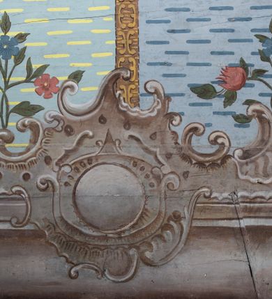 Zdjęcie nr 10: Kościół drewniany o konstrukcji zrębowej, elewacje jednolite, szalowane z listwowaniem, wzmocnione lisicami, wieża o konstrukcji słupowej. Więźba dachowa drewniana, krokwiowa. Budynek na kamiennym podmurowaniu przesłoniętym daszkiem gontowym. Kościół orientowany, jednonawowy z dwiema kaplicami o charakterze transeptu zamkniętymi wielobocznie, na planie krzyża łacińskiego, o węższym prezbiterium zamkniętym trójbocznie. Do wschodniej ściany prezbiterium przylega ogrójec w formie kapliczki, od północy zakrystia na planie prostokąta. Na skrzyżowaniu nawy z południowym ramieniem transeptu kruchta na planie prostokąta. Od zachodu do nawy przylega wieża na planie kwadratu, otoczona sobotami. Prezbiterium i nawa nakryte pozornym sklepieniem tej samej szerokości, obwiedzionym dużym, profilowanym gzymsem podtrzymywanym w nawie przez dwie pary filarów o kanelowanych trzonach, na cokołach. Sklepieniu nawy głównej towarzyszą płaskie i niższe stropy z fasetami w przestrzeniach bocznych. Ściany boczne nawy zwieńczone profilowanym gzymsem. Pomiędzy nawą a prezbiterium otwór tęczowy w formie odcinkowej arkady podtrzymywanej przez filary o kanelowanych trzonach z belką o falistym zarysie. Kaplice boczne otwarte do nawy odcinkowymi arkadami podtrzymywanymi przez filary o kanelowanych trzonach, na cokołach. Parapet chóru muzycznego w zachodniej części nawy, o wybrzuszonej środkowej części, podparty na dwóch filarach o kanelowanych trzonach, na cokołach. Posadzka z płyt ceramicznych. Elewacja frontowa w postaci wieży otoczonej sobotami. Na osi frontowej ściany sobót płytka kruchta zwieńczona gzymsem z przyczółkiem wypełnionym motywem „słoneczka”, przykryta dwuspadowym dachem. Drzwi dwuskrzydłowe, drewniane z okuciami. Korpus wieży podzielony poziomo daszkiem okapowym w dwóch trzecich wysokości, na froncie okno. W dolnej części małe otwory dzwonne z trzech stron, w górnej części duże otwory dzwonne z czterech stron. Wieża zwieńczona hełmem baniastym z latarnią. Ściany sobót szalowane z poziomym listwowaniem, przekryte mansardowym dachem gontowym, na północnej i południowej ścianie dwie pary okien w formie leżącego prostokąta zamkniętego łukiem odcinkowym. W elewacji południowej cztery otwory okienne w formie stojącego prostokąta zamkniętego łukiem odcinkowym, w partii prezbiterium z witrażami. Na elewacji wschodniej ogrójec w formie nadwieszonej kapliczki nakrytej dwuspadowym daszkiem z grupą Ukrzyżowania. W elewacji północnej dwa otwory okienne w formie stojącego prostokąta zamkniętego łukiem odcinkowym. W zakrystii małe kwadratowe okienko. W obu ramionach transeptu analogiczne jak w elewacjach otwory okienne na wschodniej i zachodniej ścianie. Kościół nakryty dachami gontowymi, wyższym nad nawą, niższym nad prezbiterium, dwuspadowym nad nawą oraz wielospadowym nad prezbiterium i ramionami transeptu; nad zakrystią i kruchtą boczną dachy dwuspadowe. W połowie długości dachu, nad nawą, od strony prezbiterium wznosi się ponad kalenicą wieżyczka na sygnaturkę, obita blachą, na ośmiobocznym trzonie, z latarnią zwieńczoną niewielkim baniastym hełmem z latarnią.
