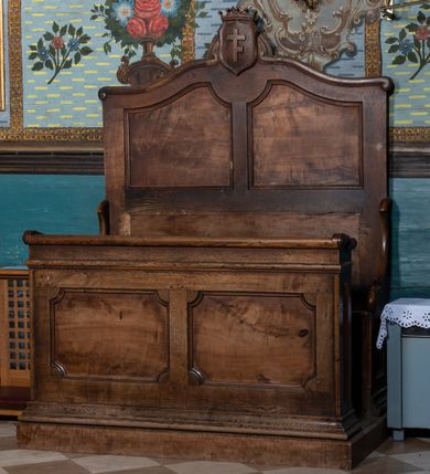 Zdjęcie nr 9: Kościół drewniany o konstrukcji zrębowej, elewacje jednolite, szalowane z listwowaniem, wzmocnione lisicami, wieża o konstrukcji słupowej. Więźba dachowa drewniana, krokwiowa. Budynek na kamiennym podmurowaniu przesłoniętym daszkiem gontowym. Kościół orientowany, jednonawowy z dwiema kaplicami o charakterze transeptu zamkniętymi wielobocznie, na planie krzyża łacińskiego, o węższym prezbiterium zamkniętym trójbocznie. Do wschodniej ściany prezbiterium przylega ogrójec w formie kapliczki, od północy zakrystia na planie prostokąta. Na skrzyżowaniu nawy z południowym ramieniem transeptu kruchta na planie prostokąta. Od zachodu do nawy przylega wieża na planie kwadratu, otoczona sobotami. Prezbiterium i nawa nakryte pozornym sklepieniem tej samej szerokości, obwiedzionym dużym, profilowanym gzymsem podtrzymywanym w nawie przez dwie pary filarów o kanelowanych trzonach, na cokołach. Sklepieniu nawy głównej towarzyszą płaskie i niższe stropy z fasetami w przestrzeniach bocznych. Ściany boczne nawy zwieńczone profilowanym gzymsem. Pomiędzy nawą a prezbiterium otwór tęczowy w formie odcinkowej arkady podtrzymywanej przez filary o kanelowanych trzonach z belką o falistym zarysie. Kaplice boczne otwarte do nawy odcinkowymi arkadami podtrzymywanymi przez filary o kanelowanych trzonach, na cokołach. Parapet chóru muzycznego w zachodniej części nawy, o wybrzuszonej środkowej części, podparty na dwóch filarach o kanelowanych trzonach, na cokołach. Posadzka z płyt ceramicznych. Elewacja frontowa w postaci wieży otoczonej sobotami. Na osi frontowej ściany sobót płytka kruchta zwieńczona gzymsem z przyczółkiem wypełnionym motywem „słoneczka”, przykryta dwuspadowym dachem. Drzwi dwuskrzydłowe, drewniane z okuciami. Korpus wieży podzielony poziomo daszkiem okapowym w dwóch trzecich wysokości, na froncie okno. W dolnej części małe otwory dzwonne z trzech stron, w górnej części duże otwory dzwonne z czterech stron. Wieża zwieńczona hełmem baniastym z latarnią. Ściany sobót szalowane z poziomym listwowaniem, przekryte mansardowym dachem gontowym, na północnej i południowej ścianie dwie pary okien w formie leżącego prostokąta zamkniętego łukiem odcinkowym. W elewacji południowej cztery otwory okienne w formie stojącego prostokąta zamkniętego łukiem odcinkowym, w partii prezbiterium z witrażami. Na elewacji wschodniej ogrójec w formie nadwieszonej kapliczki nakrytej dwuspadowym daszkiem z grupą Ukrzyżowania. W elewacji północnej dwa otwory okienne w formie stojącego prostokąta zamkniętego łukiem odcinkowym. W zakrystii małe kwadratowe okienko. W obu ramionach transeptu analogiczne jak w elewacjach otwory okienne na wschodniej i zachodniej ścianie. Kościół nakryty dachami gontowymi, wyższym nad nawą, niższym nad prezbiterium, dwuspadowym nad nawą oraz wielospadowym nad prezbiterium i ramionami transeptu; nad zakrystią i kruchtą boczną dachy dwuspadowe. W połowie długości dachu, nad nawą, od strony prezbiterium wznosi się ponad kalenicą wieżyczka na sygnaturkę, obita blachą, na ośmiobocznym trzonie, z latarnią zwieńczoną niewielkim baniastym hełmem z latarnią.
