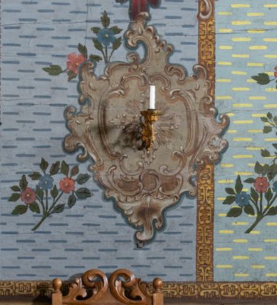 Zdjęcie nr 13: Kościół drewniany o konstrukcji zrębowej, elewacje jednolite, szalowane z listwowaniem, wzmocnione lisicami, wieża o konstrukcji słupowej. Więźba dachowa drewniana, krokwiowa. Budynek na kamiennym podmurowaniu przesłoniętym daszkiem gontowym. Kościół orientowany, jednonawowy z dwiema kaplicami o charakterze transeptu zamkniętymi wielobocznie, na planie krzyża łacińskiego, o węższym prezbiterium zamkniętym trójbocznie. Do wschodniej ściany prezbiterium przylega ogrójec w formie kapliczki, od północy zakrystia na planie prostokąta. Na skrzyżowaniu nawy z południowym ramieniem transeptu kruchta na planie prostokąta. Od zachodu do nawy przylega wieża na planie kwadratu, otoczona sobotami. Prezbiterium i nawa nakryte pozornym sklepieniem tej samej szerokości, obwiedzionym dużym, profilowanym gzymsem podtrzymywanym w nawie przez dwie pary filarów o kanelowanych trzonach, na cokołach. Sklepieniu nawy głównej towarzyszą płaskie i niższe stropy z fasetami w przestrzeniach bocznych. Ściany boczne nawy zwieńczone profilowanym gzymsem. Pomiędzy nawą a prezbiterium otwór tęczowy w formie odcinkowej arkady podtrzymywanej przez filary o kanelowanych trzonach z belką o falistym zarysie. Kaplice boczne otwarte do nawy odcinkowymi arkadami podtrzymywanymi przez filary o kanelowanych trzonach, na cokołach. Parapet chóru muzycznego w zachodniej części nawy, o wybrzuszonej środkowej części, podparty na dwóch filarach o kanelowanych trzonach, na cokołach. Posadzka z płyt ceramicznych. Elewacja frontowa w postaci wieży otoczonej sobotami. Na osi frontowej ściany sobót płytka kruchta zwieńczona gzymsem z przyczółkiem wypełnionym motywem „słoneczka”, przykryta dwuspadowym dachem. Drzwi dwuskrzydłowe, drewniane z okuciami. Korpus wieży podzielony poziomo daszkiem okapowym w dwóch trzecich wysokości, na froncie okno. W dolnej części małe otwory dzwonne z trzech stron, w górnej części duże otwory dzwonne z czterech stron. Wieża zwieńczona hełmem baniastym z latarnią. Ściany sobót szalowane z poziomym listwowaniem, przekryte mansardowym dachem gontowym, na północnej i południowej ścianie dwie pary okien w formie leżącego prostokąta zamkniętego łukiem odcinkowym. W elewacji południowej cztery otwory okienne w formie stojącego prostokąta zamkniętego łukiem odcinkowym, w partii prezbiterium z witrażami. Na elewacji wschodniej ogrójec w formie nadwieszonej kapliczki nakrytej dwuspadowym daszkiem z grupą Ukrzyżowania. W elewacji północnej dwa otwory okienne w formie stojącego prostokąta zamkniętego łukiem odcinkowym. W zakrystii małe kwadratowe okienko. W obu ramionach transeptu analogiczne jak w elewacjach otwory okienne na wschodniej i zachodniej ścianie. Kościół nakryty dachami gontowymi, wyższym nad nawą, niższym nad prezbiterium, dwuspadowym nad nawą oraz wielospadowym nad prezbiterium i ramionami transeptu; nad zakrystią i kruchtą boczną dachy dwuspadowe. W połowie długości dachu, nad nawą, od strony prezbiterium wznosi się ponad kalenicą wieżyczka na sygnaturkę, obita blachą, na ośmiobocznym trzonie, z latarnią zwieńczoną niewielkim baniastym hełmem z latarnią.
