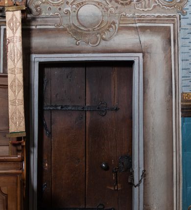 Zdjęcie nr 16: Kościół drewniany o konstrukcji zrębowej, elewacje jednolite, szalowane z listwowaniem, wzmocnione lisicami, wieża o konstrukcji słupowej. Więźba dachowa drewniana, krokwiowa. Budynek na kamiennym podmurowaniu przesłoniętym daszkiem gontowym. Kościół orientowany, jednonawowy z dwiema kaplicami o charakterze transeptu zamkniętymi wielobocznie, na planie krzyża łacińskiego, o węższym prezbiterium zamkniętym trójbocznie. Do wschodniej ściany prezbiterium przylega ogrójec w formie kapliczki, od północy zakrystia na planie prostokąta. Na skrzyżowaniu nawy z południowym ramieniem transeptu kruchta na planie prostokąta. Od zachodu do nawy przylega wieża na planie kwadratu, otoczona sobotami. Prezbiterium i nawa nakryte pozornym sklepieniem tej samej szerokości, obwiedzionym dużym, profilowanym gzymsem podtrzymywanym w nawie przez dwie pary filarów o kanelowanych trzonach, na cokołach. Sklepieniu nawy głównej towarzyszą płaskie i niższe stropy z fasetami w przestrzeniach bocznych. Ściany boczne nawy zwieńczone profilowanym gzymsem. Pomiędzy nawą a prezbiterium otwór tęczowy w formie odcinkowej arkady podtrzymywanej przez filary o kanelowanych trzonach z belką o falistym zarysie. Kaplice boczne otwarte do nawy odcinkowymi arkadami podtrzymywanymi przez filary o kanelowanych trzonach, na cokołach. Parapet chóru muzycznego w zachodniej części nawy, o wybrzuszonej środkowej części, podparty na dwóch filarach o kanelowanych trzonach, na cokołach. Posadzka z płyt ceramicznych. Elewacja frontowa w postaci wieży otoczonej sobotami. Na osi frontowej ściany sobót płytka kruchta zwieńczona gzymsem z przyczółkiem wypełnionym motywem „słoneczka”, przykryta dwuspadowym dachem. Drzwi dwuskrzydłowe, drewniane z okuciami. Korpus wieży podzielony poziomo daszkiem okapowym w dwóch trzecich wysokości, na froncie okno. W dolnej części małe otwory dzwonne z trzech stron, w górnej części duże otwory dzwonne z czterech stron. Wieża zwieńczona hełmem baniastym z latarnią. Ściany sobót szalowane z poziomym listwowaniem, przekryte mansardowym dachem gontowym, na północnej i południowej ścianie dwie pary okien w formie leżącego prostokąta zamkniętego łukiem odcinkowym. W elewacji południowej cztery otwory okienne w formie stojącego prostokąta zamkniętego łukiem odcinkowym, w partii prezbiterium z witrażami. Na elewacji wschodniej ogrójec w formie nadwieszonej kapliczki nakrytej dwuspadowym daszkiem z grupą Ukrzyżowania. W elewacji północnej dwa otwory okienne w formie stojącego prostokąta zamkniętego łukiem odcinkowym. W zakrystii małe kwadratowe okienko. W obu ramionach transeptu analogiczne jak w elewacjach otwory okienne na wschodniej i zachodniej ścianie. Kościół nakryty dachami gontowymi, wyższym nad nawą, niższym nad prezbiterium, dwuspadowym nad nawą oraz wielospadowym nad prezbiterium i ramionami transeptu; nad zakrystią i kruchtą boczną dachy dwuspadowe. W połowie długości dachu, nad nawą, od strony prezbiterium wznosi się ponad kalenicą wieżyczka na sygnaturkę, obita blachą, na ośmiobocznym trzonie, z latarnią zwieńczoną niewielkim baniastym hełmem z latarnią.
